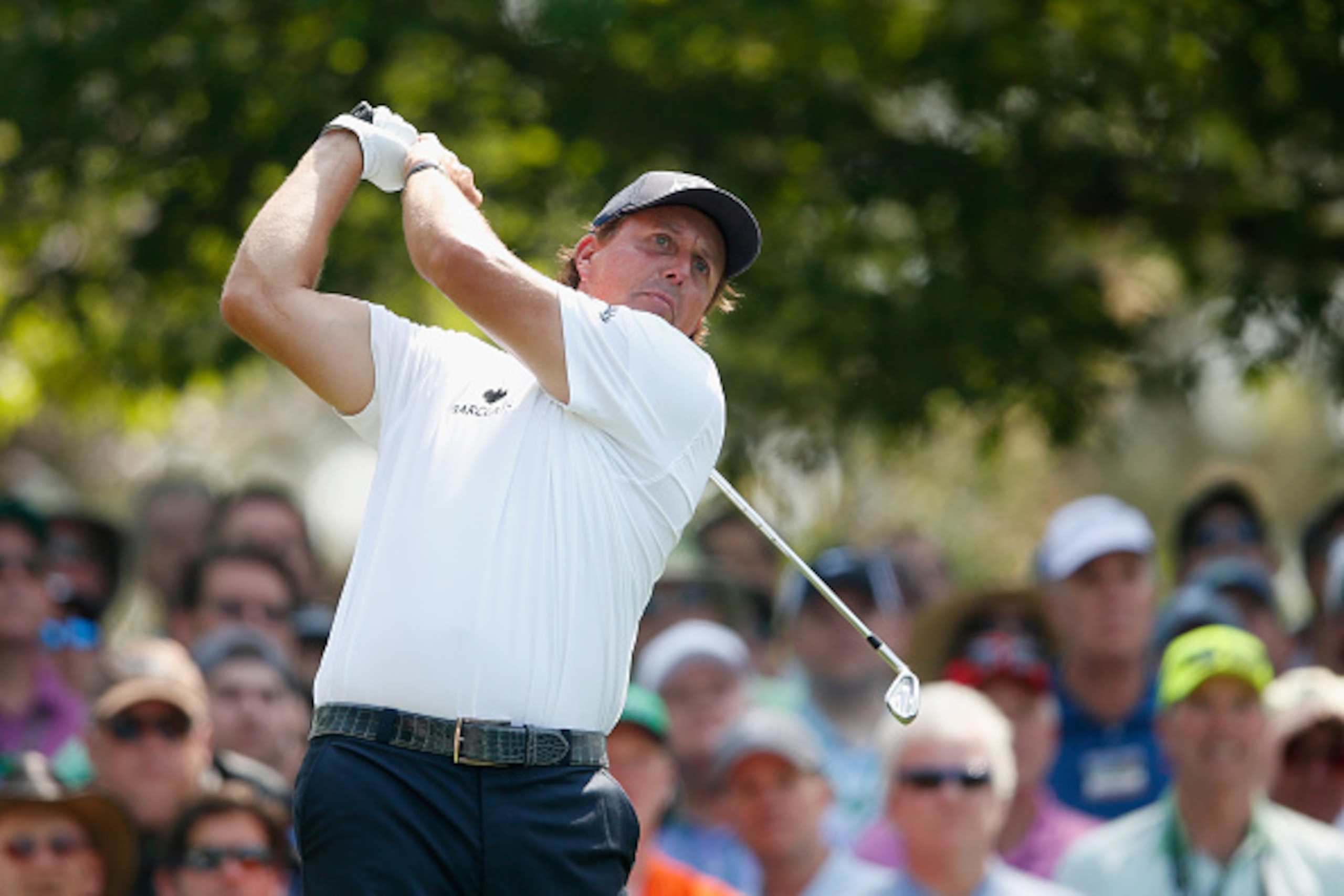 AUGUSTA, GA - APRIL 09:  Phil Mickelson of the United States watches his tee shot on the fourth hole during the first round of the 2015 Masters Tournament at Augusta National Golf Club on April 9, 2015 in Augusta, Georgia.  (Photo by Ezra Shaw/Getty Image