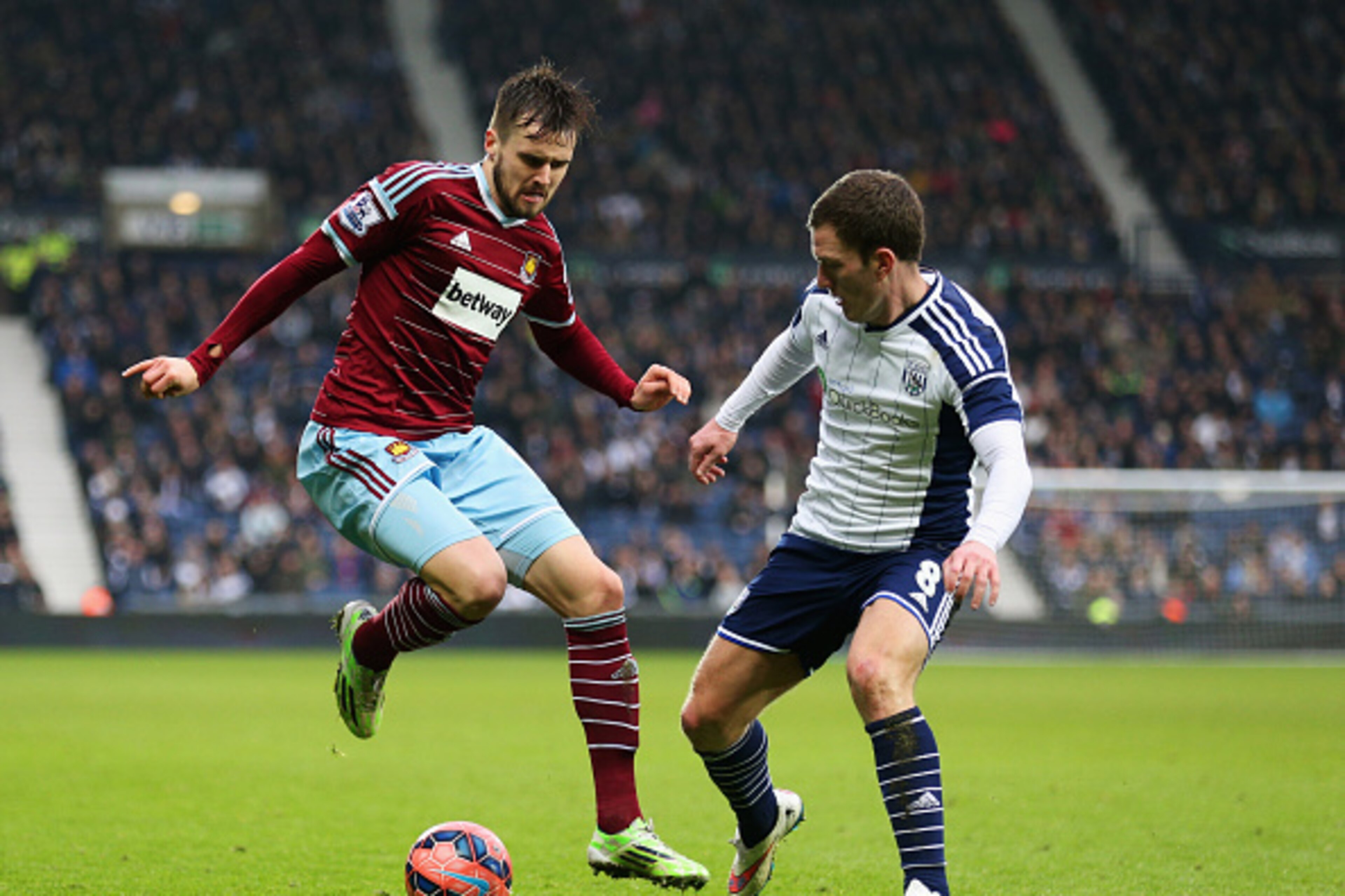 WEST BROMWICH, ENGLAND - FEBRUARY 14:  Carl Jenkinson of West Ham United takes on Craig Gardner of West Bromwich Albion during the FA Cup Fifth Round match between West Bromwich Albion and West Ham United at The Hawthorns on February 14, 2015 in West Brom