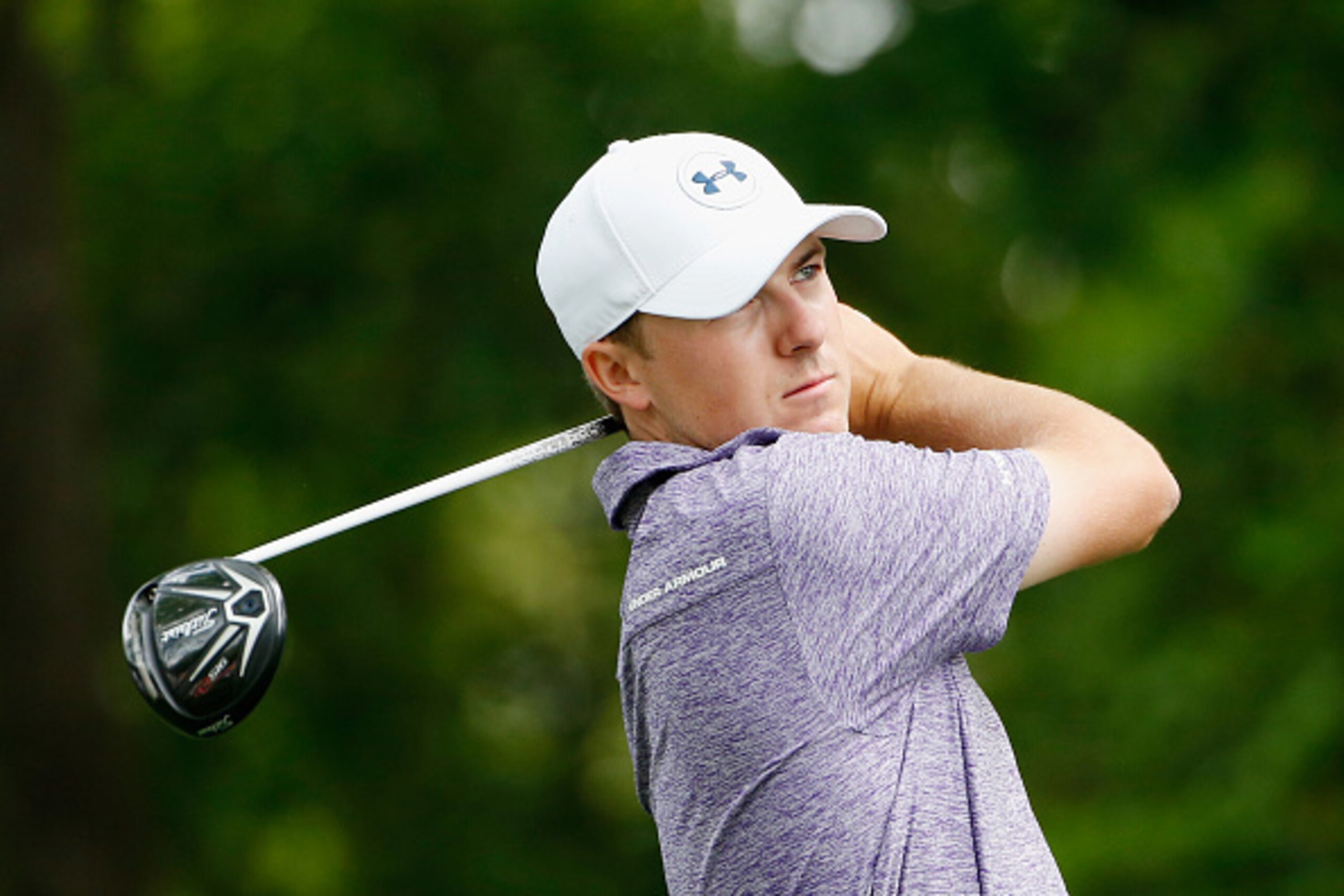 AUGUSTA, GA - APRIL 10:  Jordan Spieth of the United States watches his tee shot on the second hole during the second round of the 2015 Masters Tournament at Augusta National Golf Club on April 10, 2015 in Augusta, Georgia.  (Photo by Ezra Shaw/Getty Imag