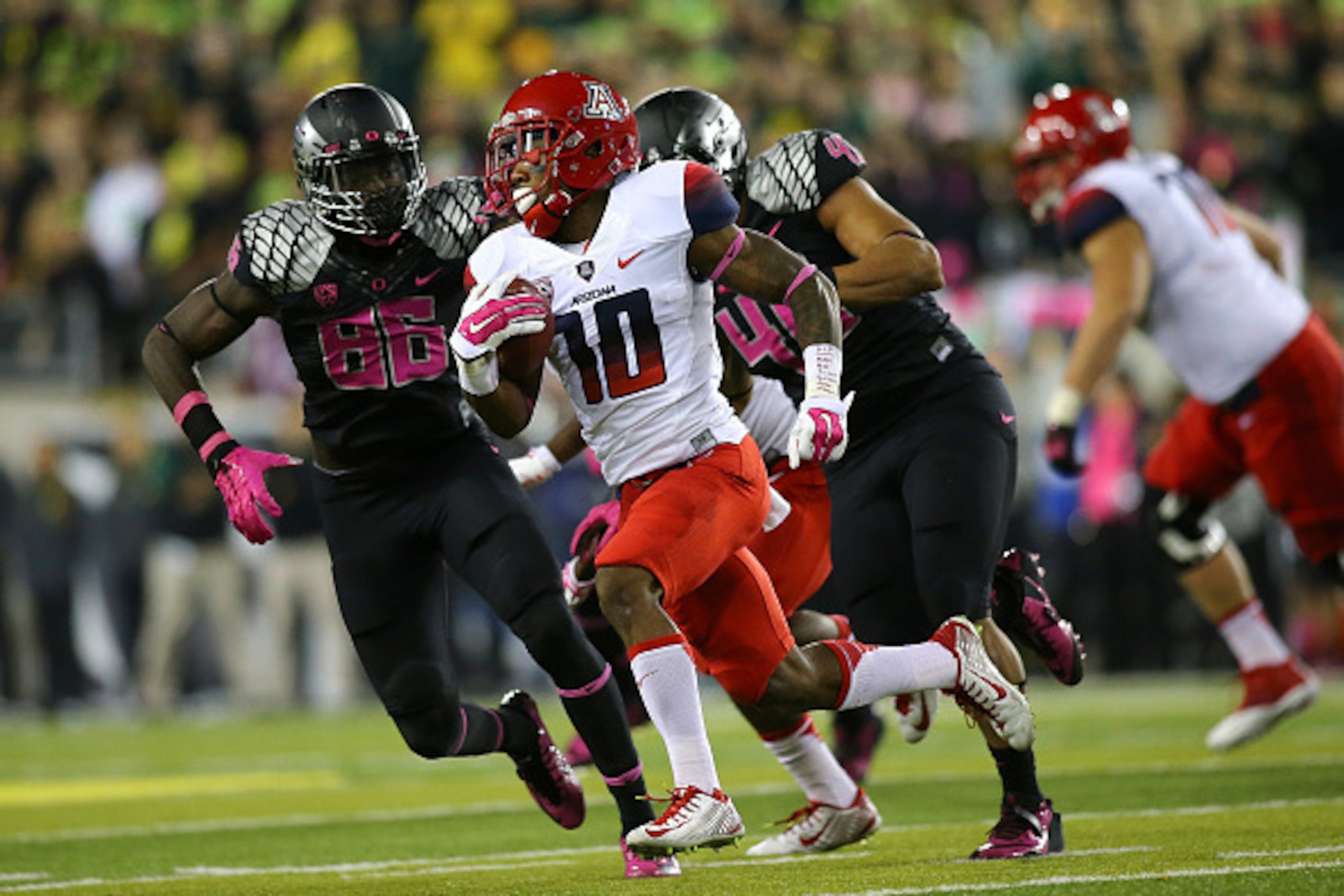 EUGENE, OR - OCTOBER 02:  Samajie Grant #10 of the Arizona Wildcats out runs Torrodney Prevot #86 and Rodney Hardick #48 of  the Oregon Ducks at Autzen Stadium on October 2, 2014  in Eugene, Oregon.  (Photo by Jonathan Ferrey/Getty Images)