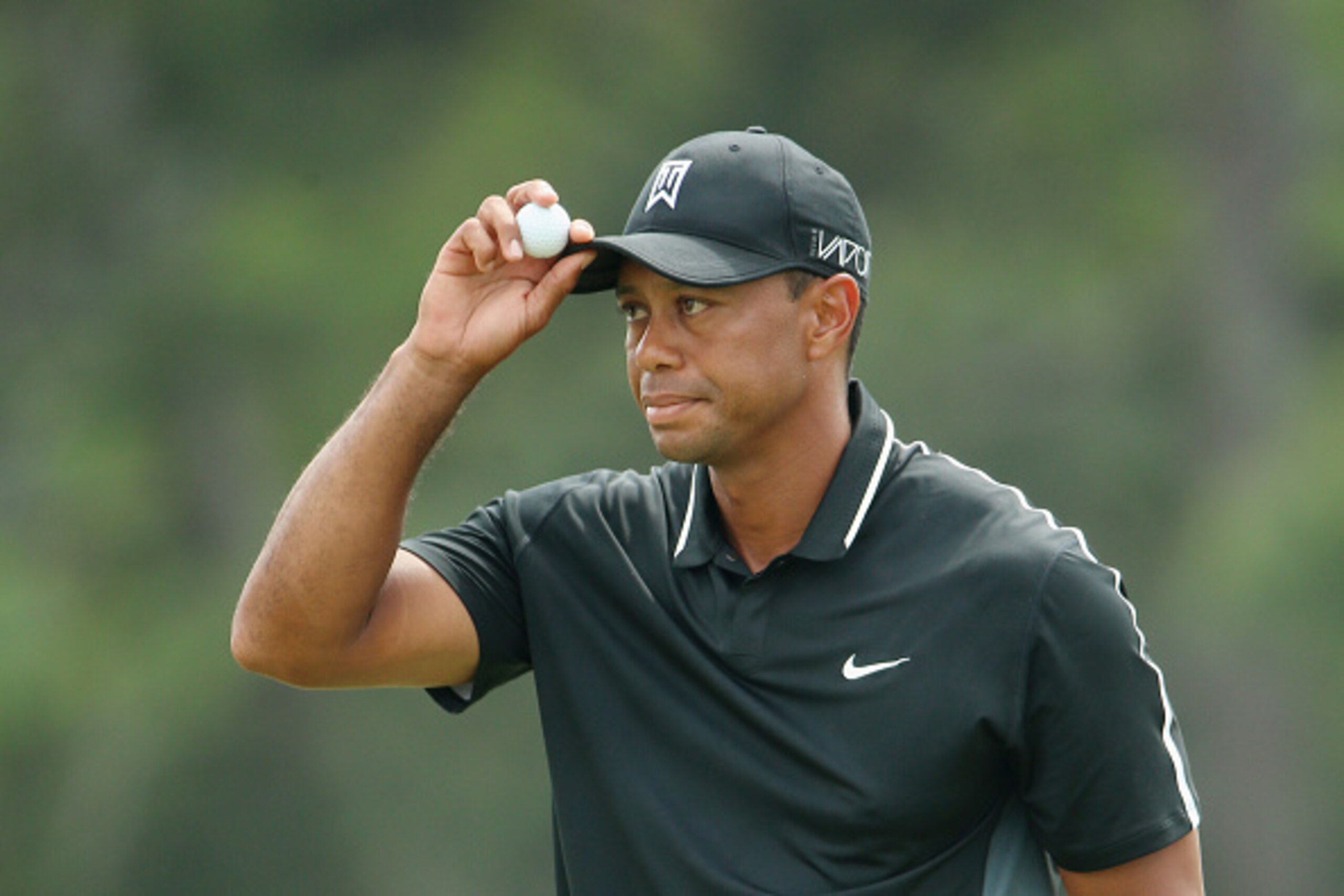 AUGUSTA, GA - APRIL 10:  Tiger Woods of the United States waves to the gallery on the 18th green during the second round of the 2015 Masters Tournament at Augusta National Golf Club on April 10, 2015 in Augusta, Georgia.  (Photo by Andrew Redington/Getty 