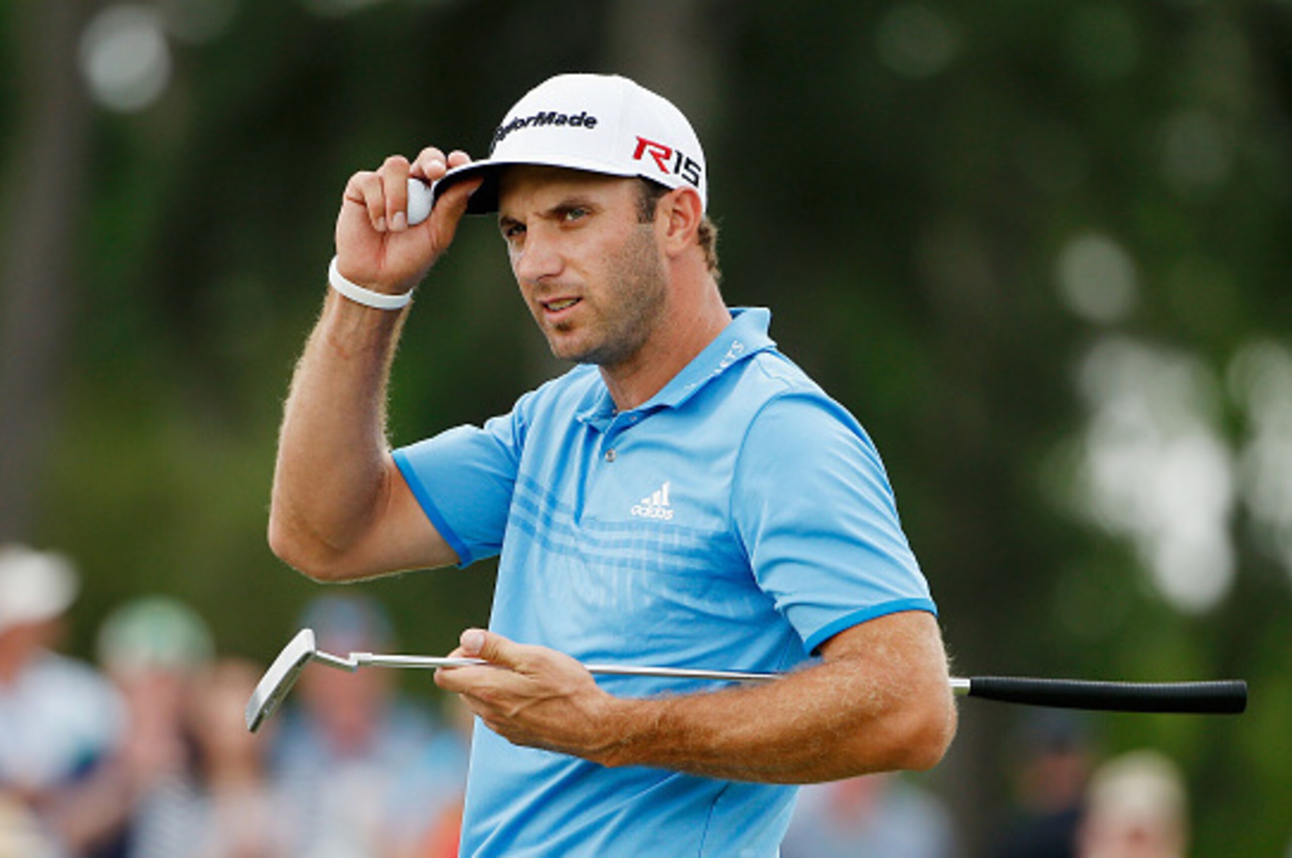 AUGUSTA, GA - APRIL 10:  Dustin Johnson of the United States walks across the 18th green during the second round of the 2015 Masters Tournament at Augusta National Golf Club on April 10, 2015 in Augusta, Georgia.  (Photo by Ezra Shaw/Getty Images)