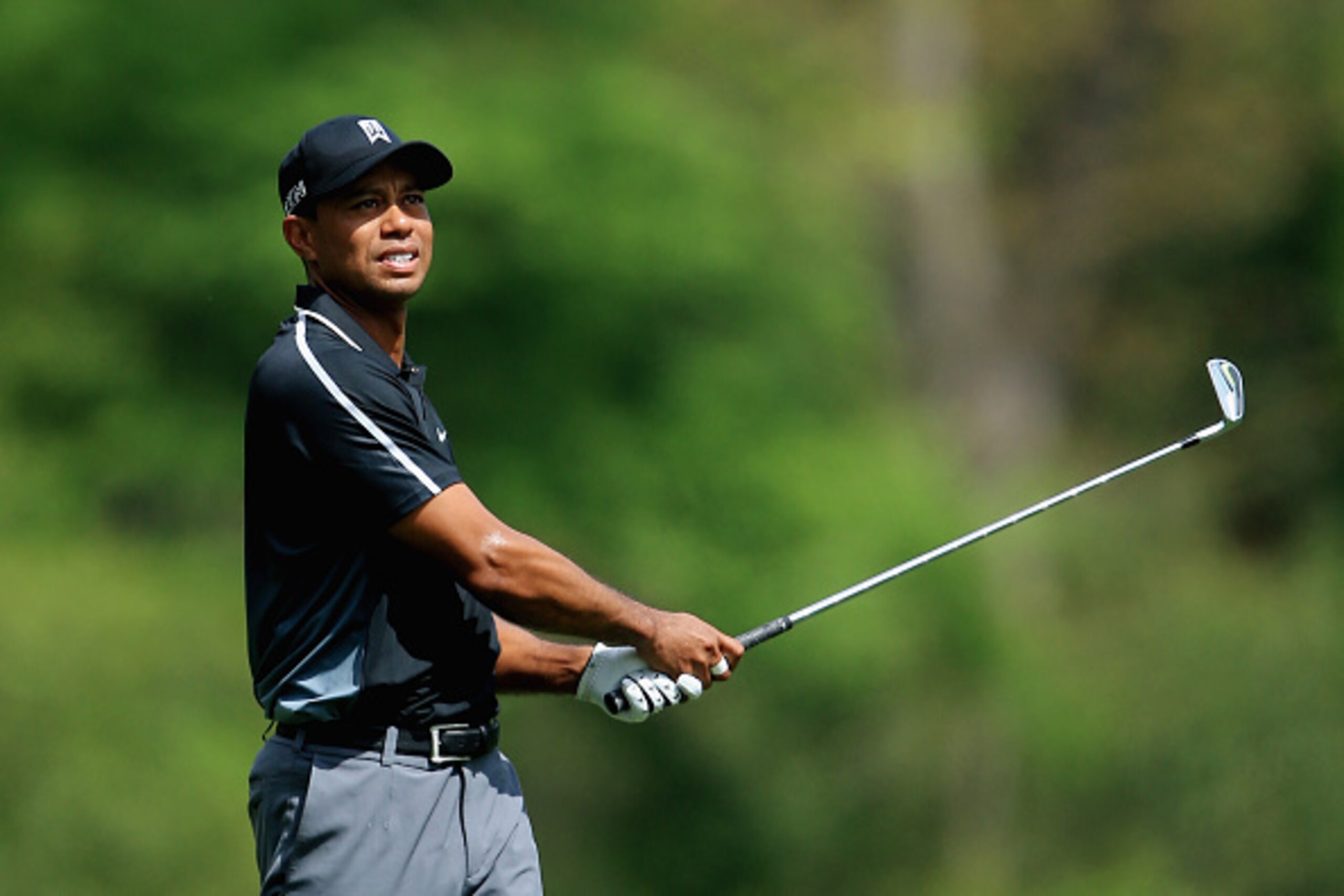 AUGUSTA, GA - APRIL 10:  Tiger Woods of the United States watches his approach shot on the fifth hole during the second round of the 2015 Masters Tournament at Augusta National Golf Club on April 10, 2015 in Augusta, Georgia.  (Photo by David Cannon/Getty