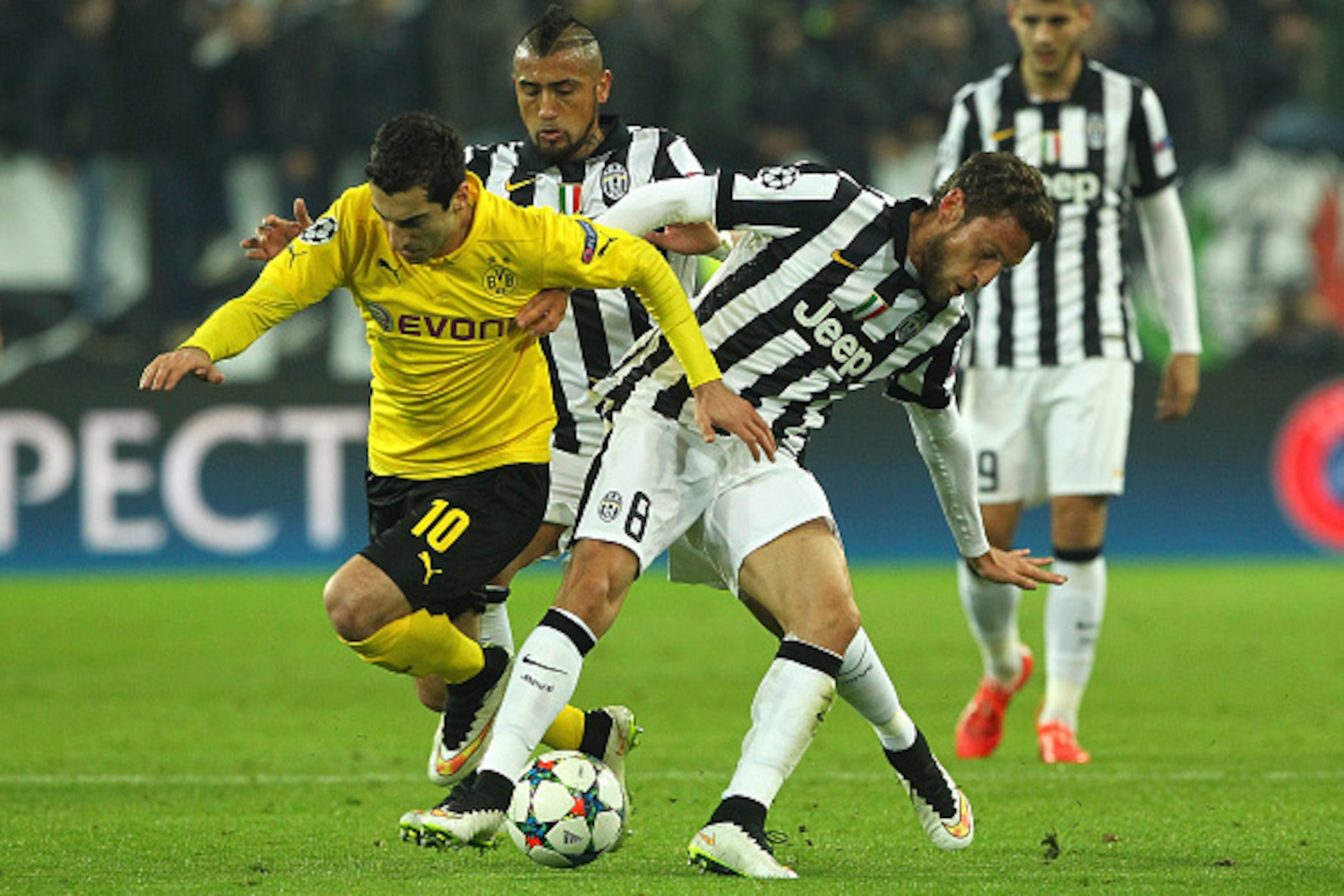 TURIN, ITALY - FEBRUARY 24:  Henrikh Mkhitaryan (L) of Borussia Dortmund competes for the ball with Arturo Vidal (C) and Claudio Marchisio (R) of Juventus FC during the UEFA Champions League Round of 16 match between Juventus and Borussia Dortmund at Juve