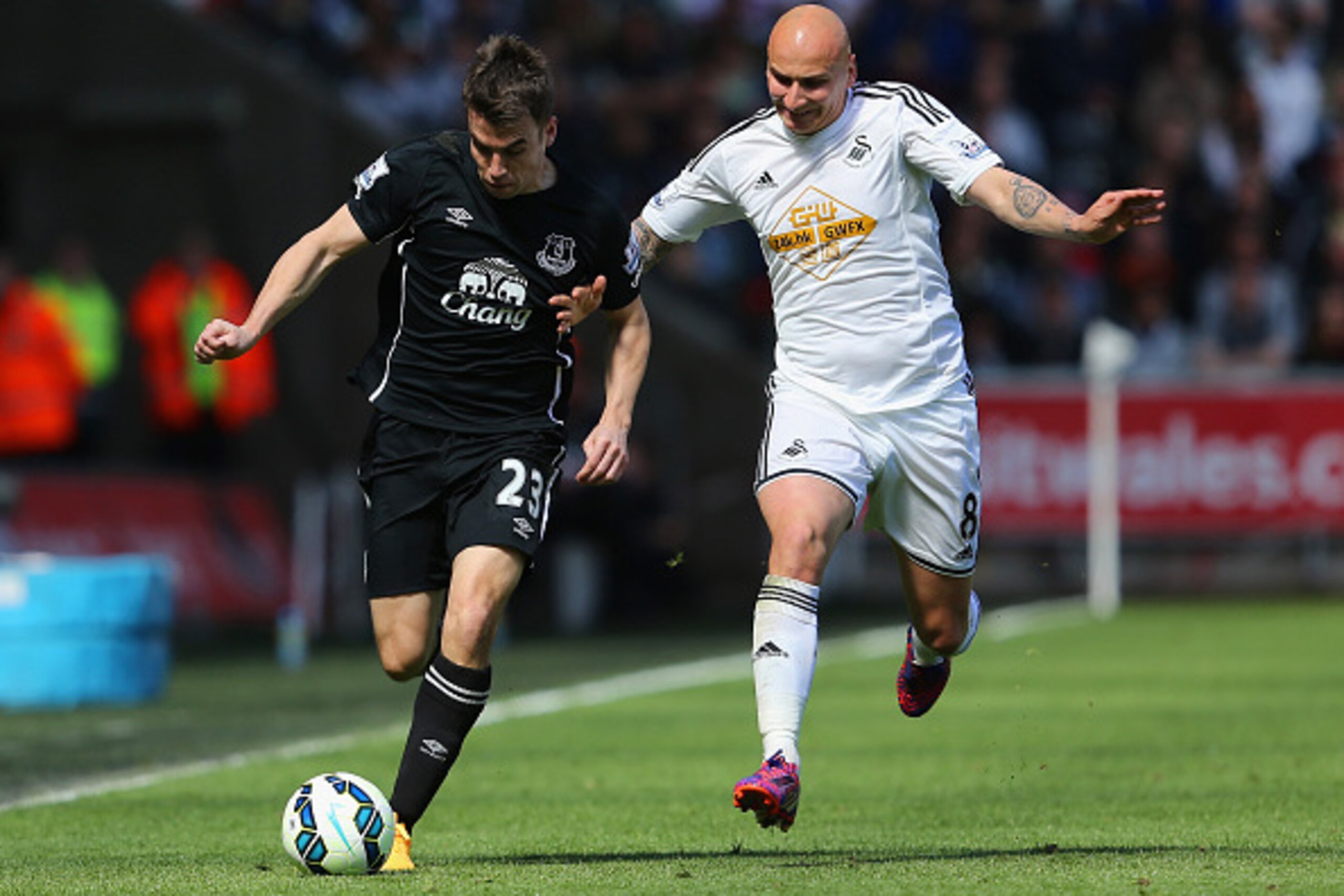 SWANSEA, WALES - APRIL 11:  Seamus Coleman of Everton holds off Jonjo Shelvey of Swansea during the Barclays Premier League match between Swansea City and Everton at Liberty Stadium on April 11, 2015 in Swansea, Wales.  (Photo by Jan Kruger/Getty Images)