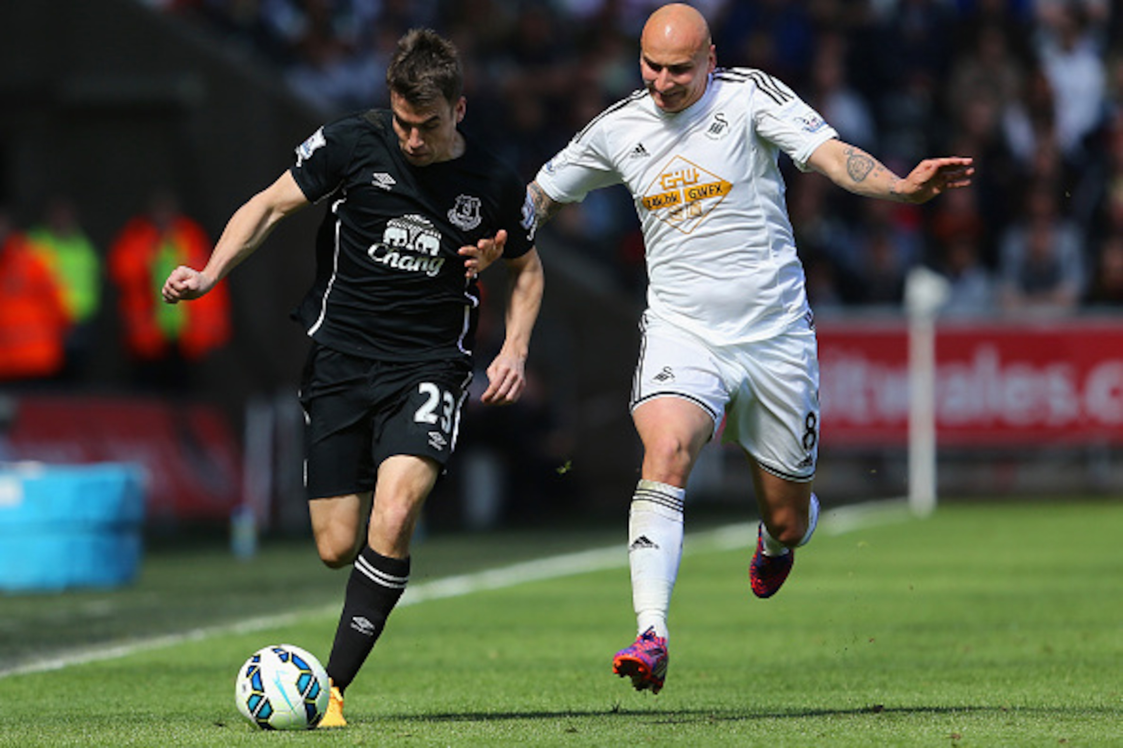 SWANSEA, WALES - APRIL 11:  Seamus Coleman of Everton holds off Jonjo Shelvey of Swansea during the Barclays Premier League match between Swansea City and Everton at Liberty Stadium on April 11, 2015 in Swansea, Wales.  (Photo by Jan Kruger/Getty Images)