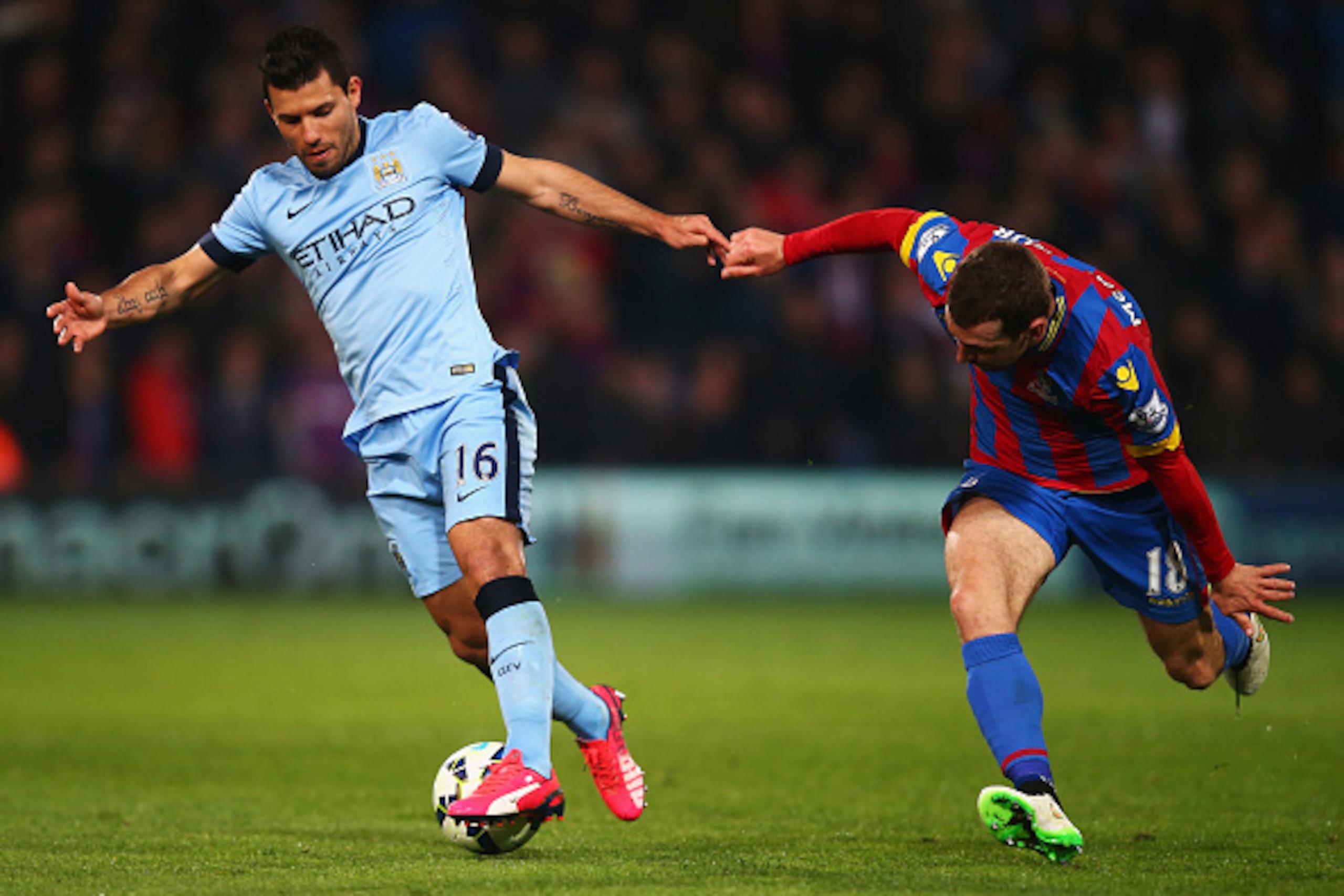 LONDON, ENGLAND - APRIL 06:  Sergio Aguero of Manchester City is closed down by James McArthur of Crystal Palace during the Barclays Premier League match between Crystal Palace and Manchester City at Selhurst Park on April 6, 2015 in London, England.  (Ph