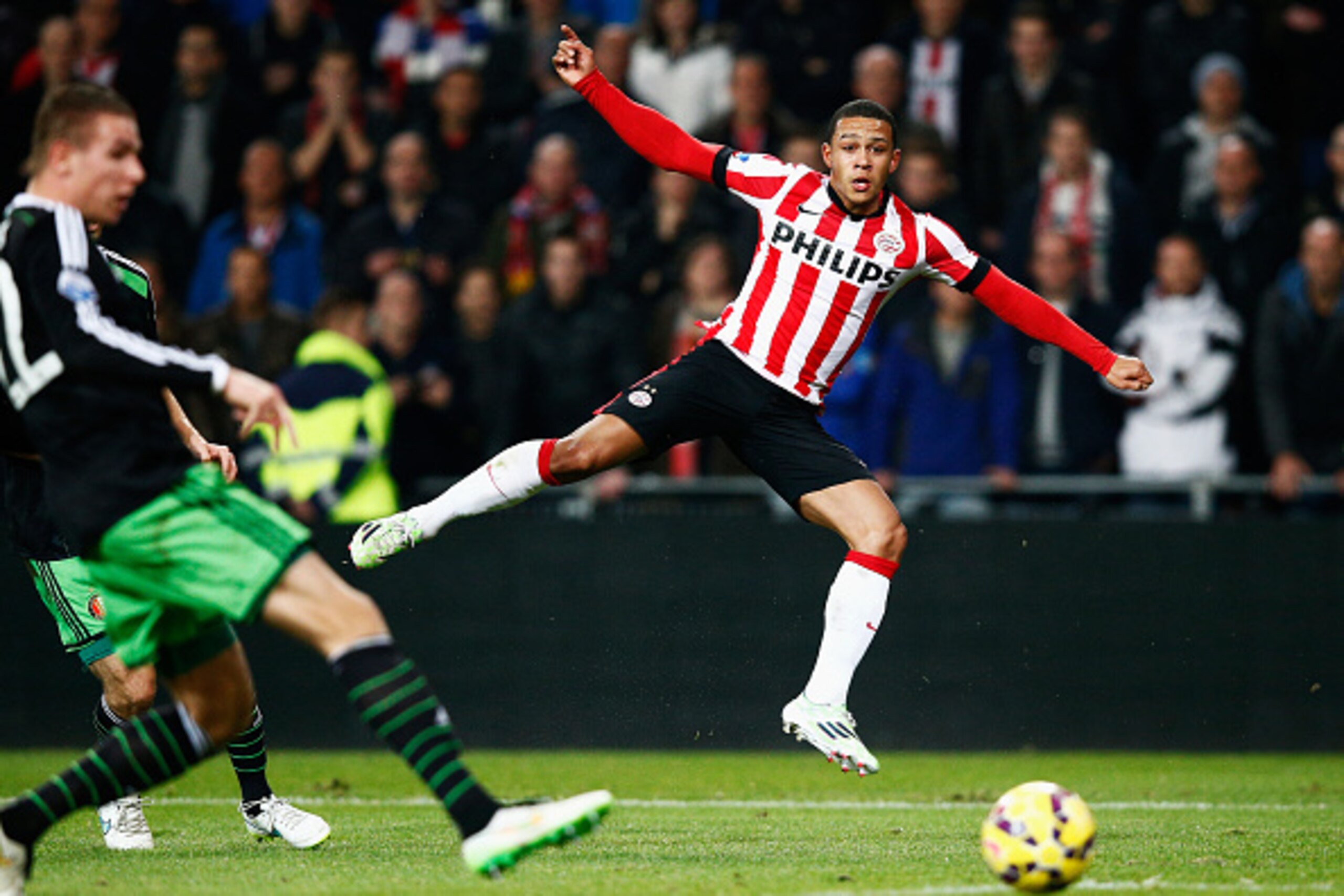 EINDHOVEN, NETHERLANDS - DECEMBER 17: Memphis Depay of PSV shoots on goal during the Eredivisie match between PSV Eindhoven and Feyenoord Rotterdam held at the Philips Stadion on December 17, 2014 in Eindhoven, Netherlands. (Photo by Dean Mouhtaropoulos EINDHOVEN, NETHERLANDS - DECEMBER 17: Memphis Depay of PSV shoots on goal during the Eredivisie match between PSV Eindhoven and Feyenoord Rotterdam held at the Philips Stadion on December 17, 2014 in Eindhoven, Netherlands. (Photo by Dean Mouhtaropoulos