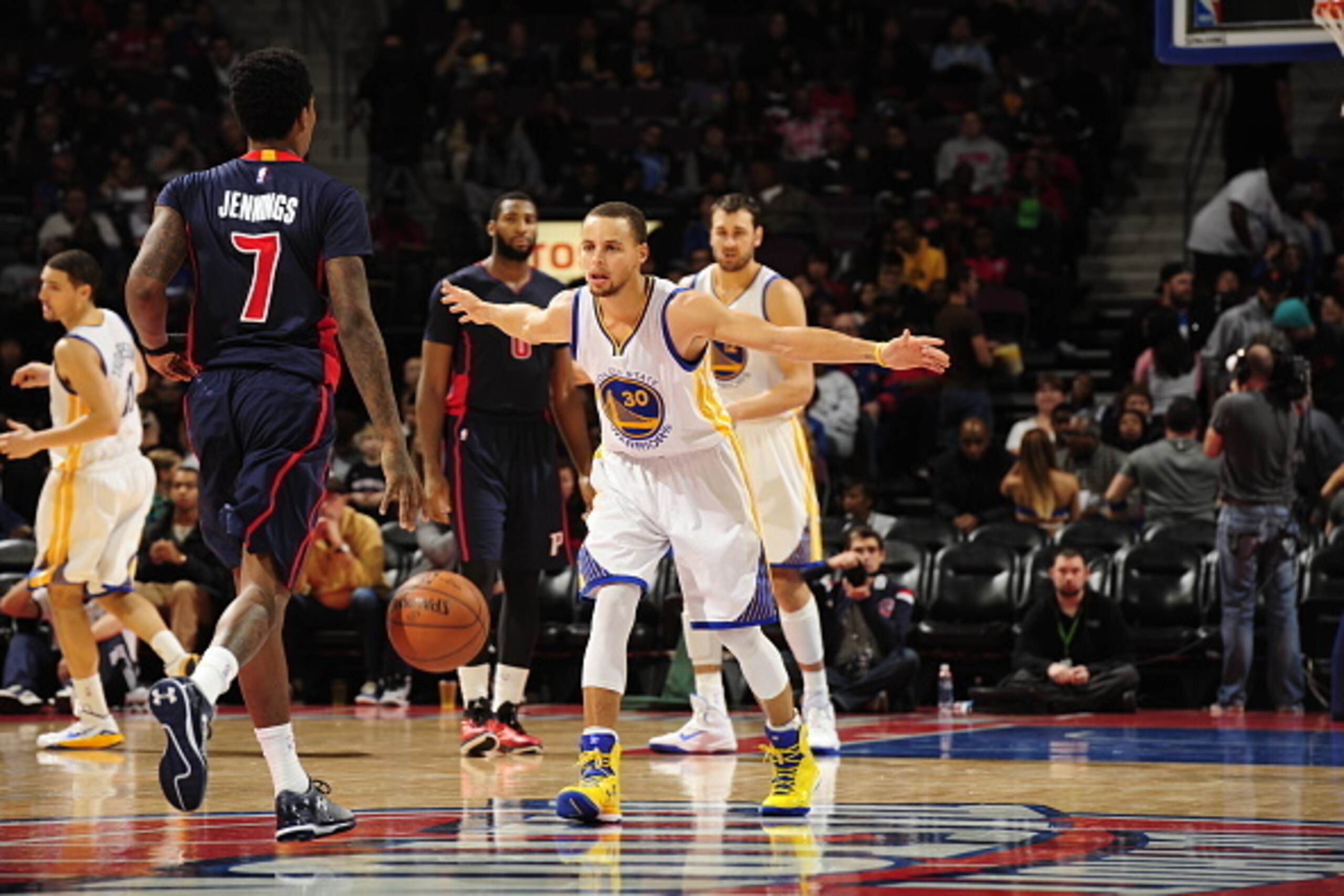 AUBURN HILLS, MI - NOVEMBER 30:  Stephen Curry #30 of the Golden State Warriors plays defense against the Detroit Pistons during the game on November 30, 2014 at The Palace of Auburn Hills in Auburn Hills, Michigan. NOTE TO USER: User expressly acknowledg