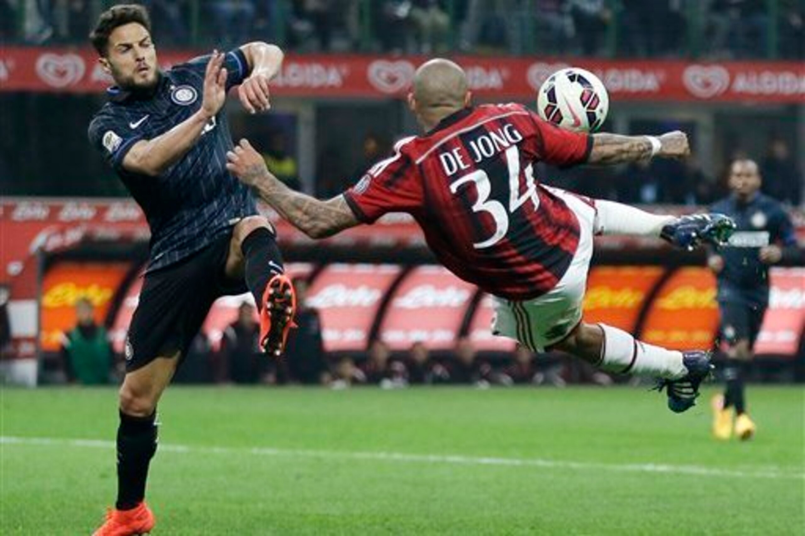 De Jong's late attempt at a bicycle kick was one of the game's few exiting moments.
