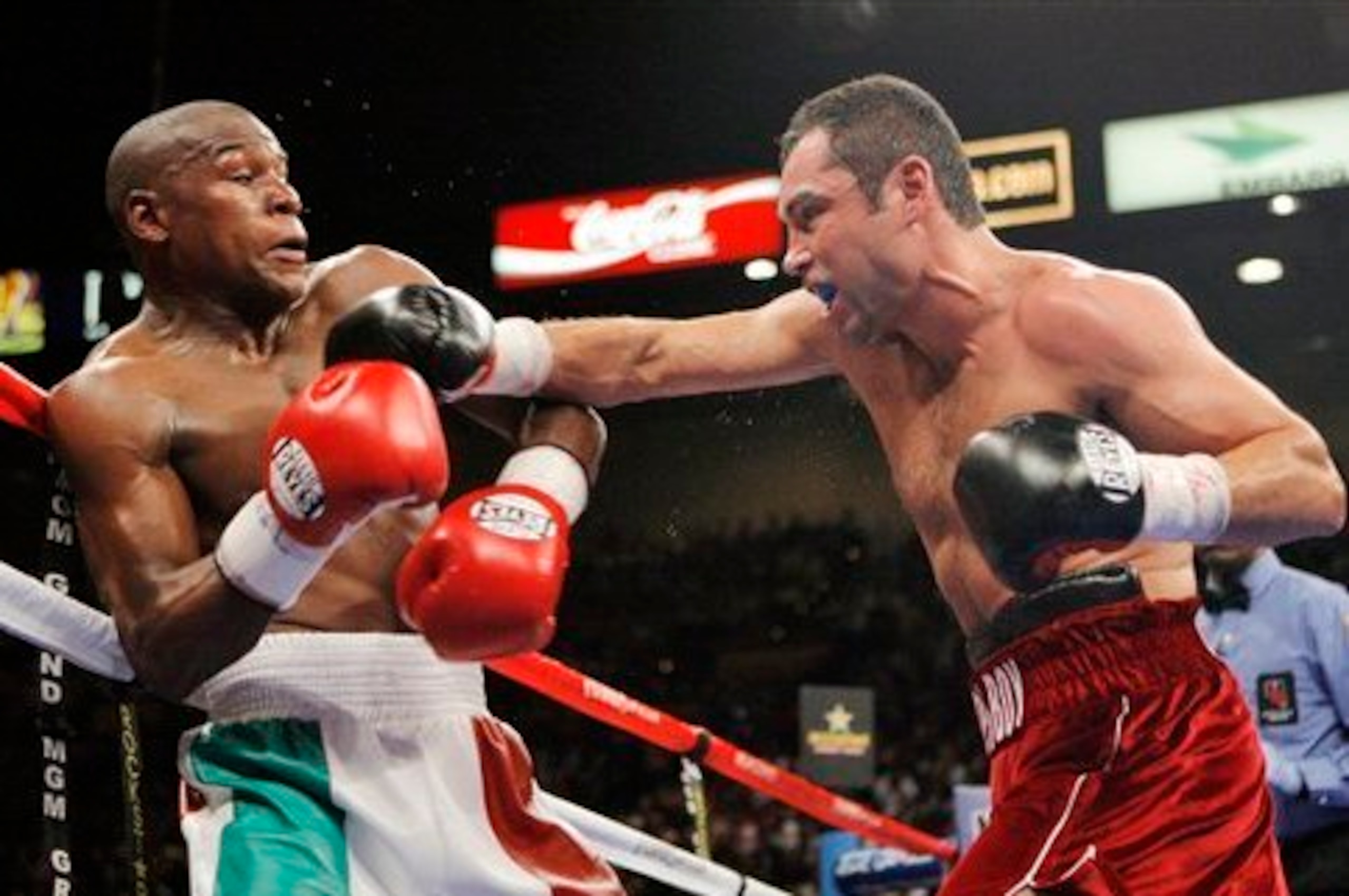 De La Hoya put Mayweather on the ropes, but never landed a big punch. De La Hoya put Mayweather on the ropes, but never landed a big punch.
