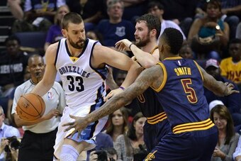 This year's free-agent class is top-heavy, so if the Lakers cannot sign one of the biggest names, they're better off conserving cap space into 2016.