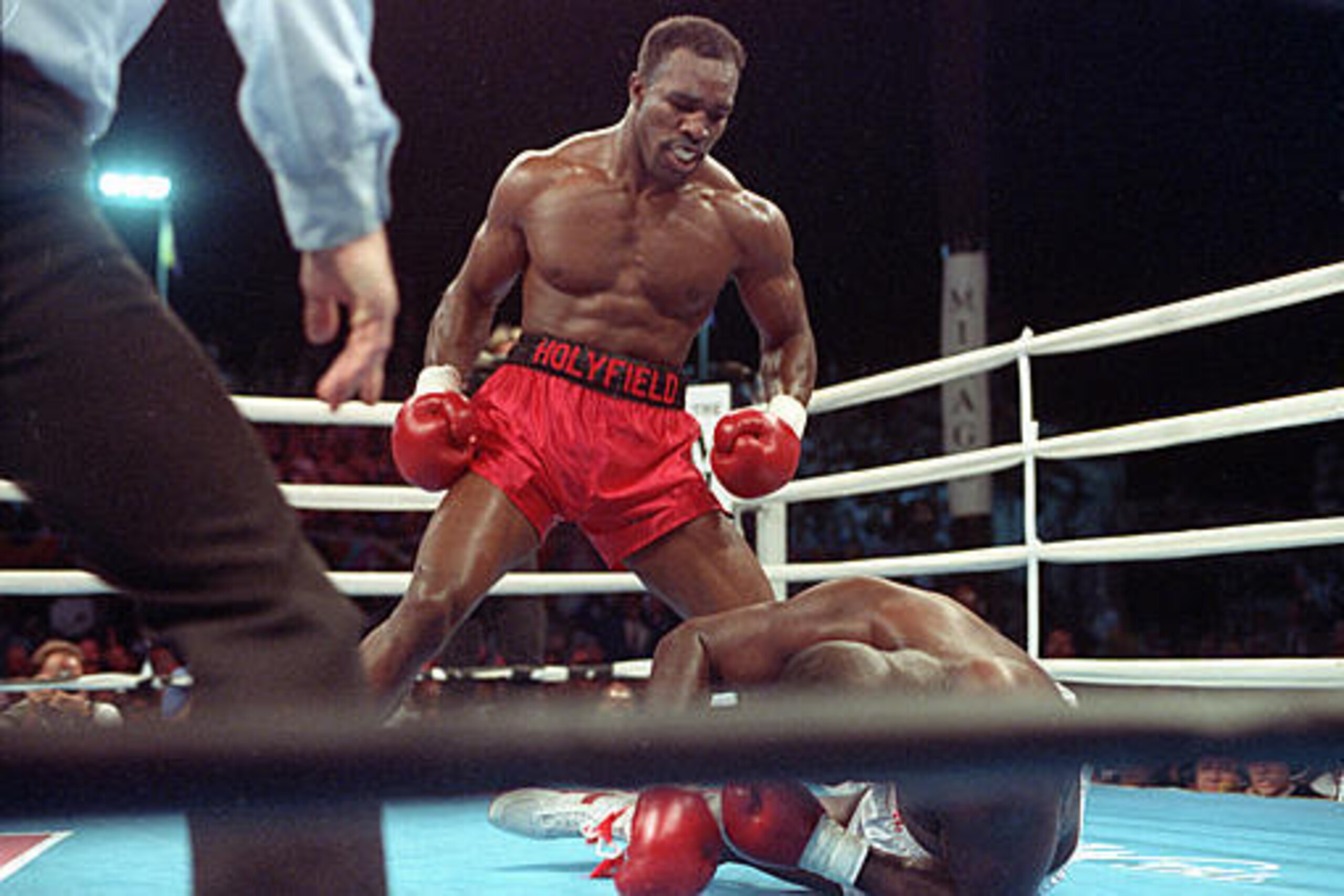 Even so-called undersized heavyweights can punch. Even so-called undersized heavyweights can punch.