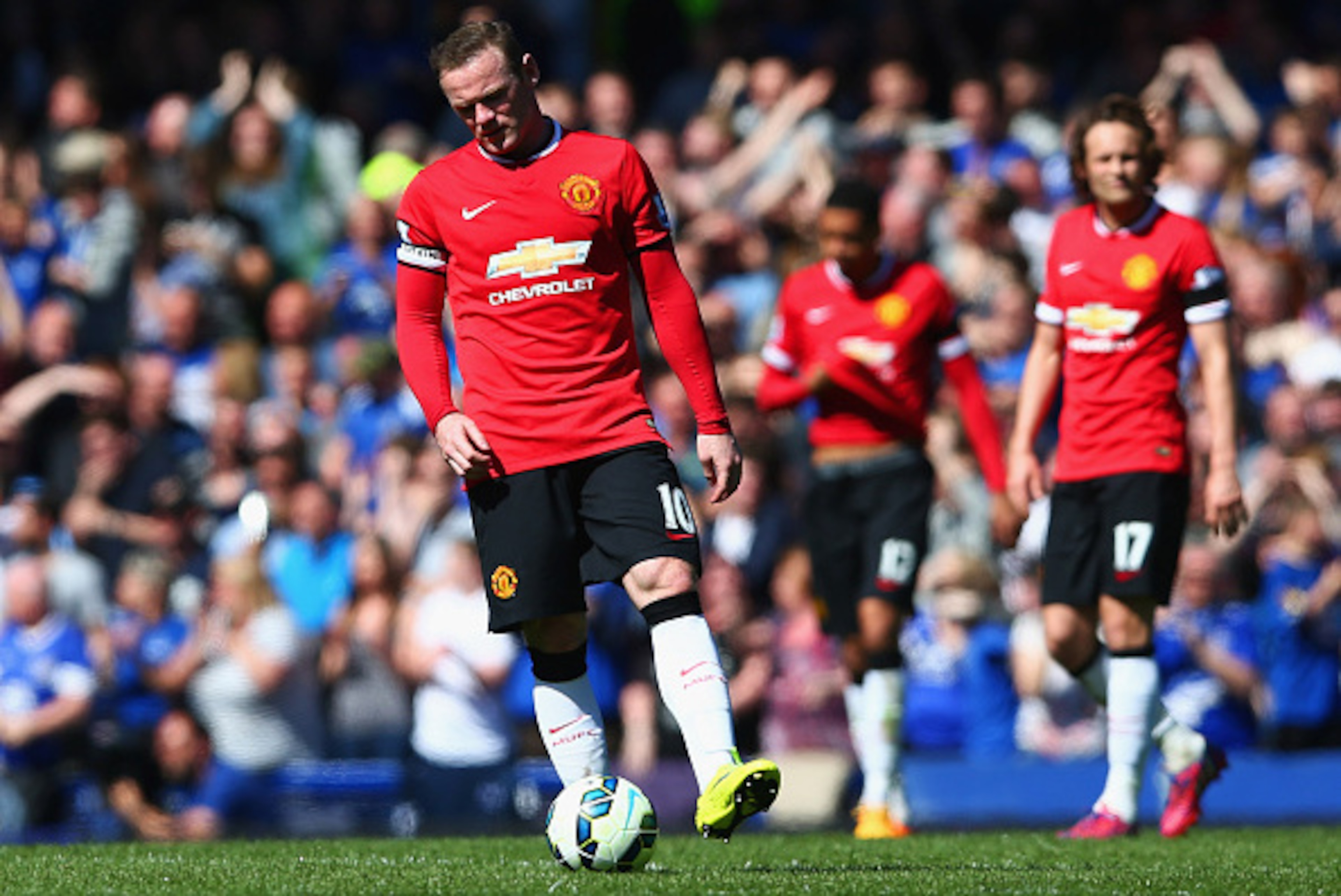 LIVERPOOL, ENGLAND - APRIL 26: Wayne Rooney of Manchester United (10) looks dejected as Kevin Mirallas of Everton scores their third goal during the Barclays Premier League match between Everton and Manchester United at Goodison Park on April 26, 2015 in LIVERPOOL, ENGLAND - APRIL 26: Wayne Rooney of Manchester United (10) looks dejected as Kevin Mirallas of Everton scores their third goal during the Barclays Premier League match between Everton and Manchester United at Goodison Park on April 26, 2015 in