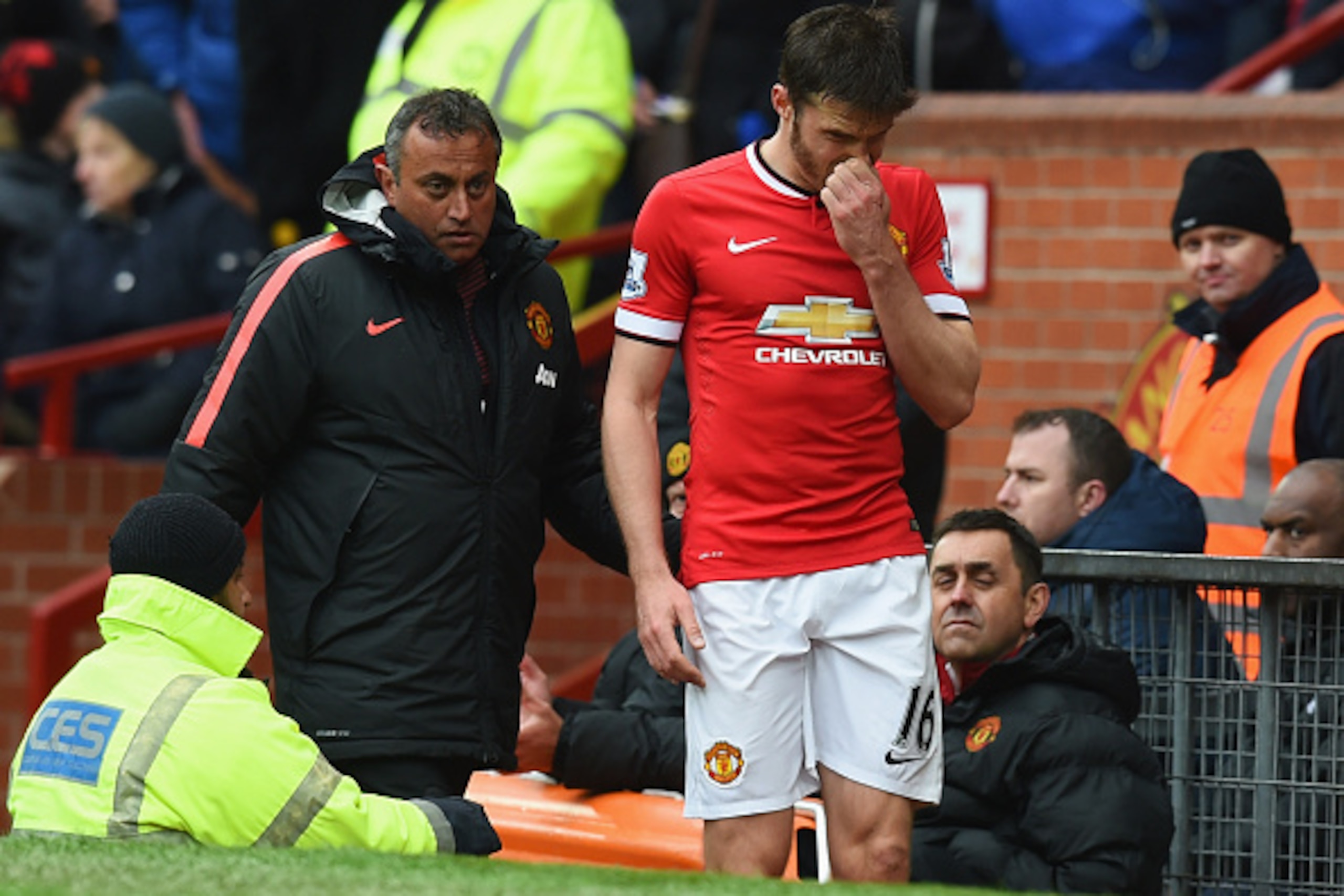 MANCHESTER, ENGLAND - APRIL 12: An injured Michael Carrick of Manchester United walks along the touchline the Barclays Premier League match between Manchester United and Manchester City at Old Trafford on April 12, 2015 in Manchester, England. (Photo by MANCHESTER, ENGLAND - APRIL 12: An injured Michael Carrick of Manchester United walks along the touchline the Barclays Premier League match between Manchester United and Manchester City at Old Trafford on April 12, 2015 in Manchester, England. (Photo by
