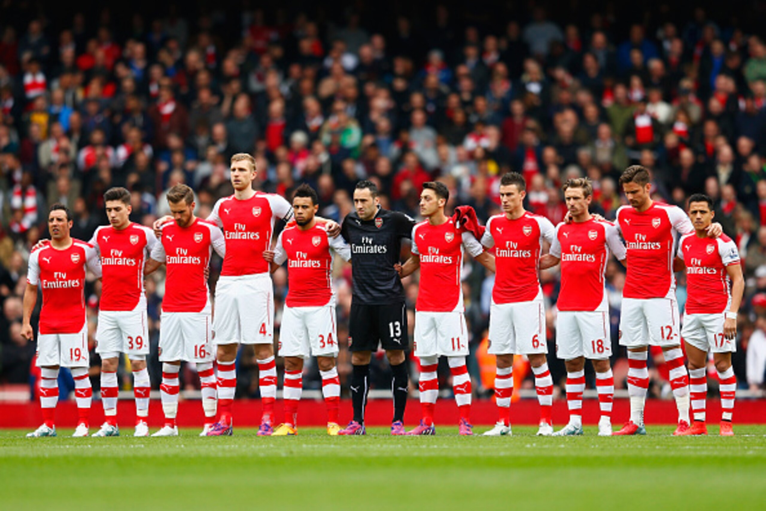 LONDON, ENGLAND - APRIL 26:  Arsenal players mark the upcoming anniversary of the Bradford City fire disaster with a minutes silence prior the Barclays Premier League match between Arsenal and Chelsea at Emirates Stadium on April 26, 2015 in London, Engla