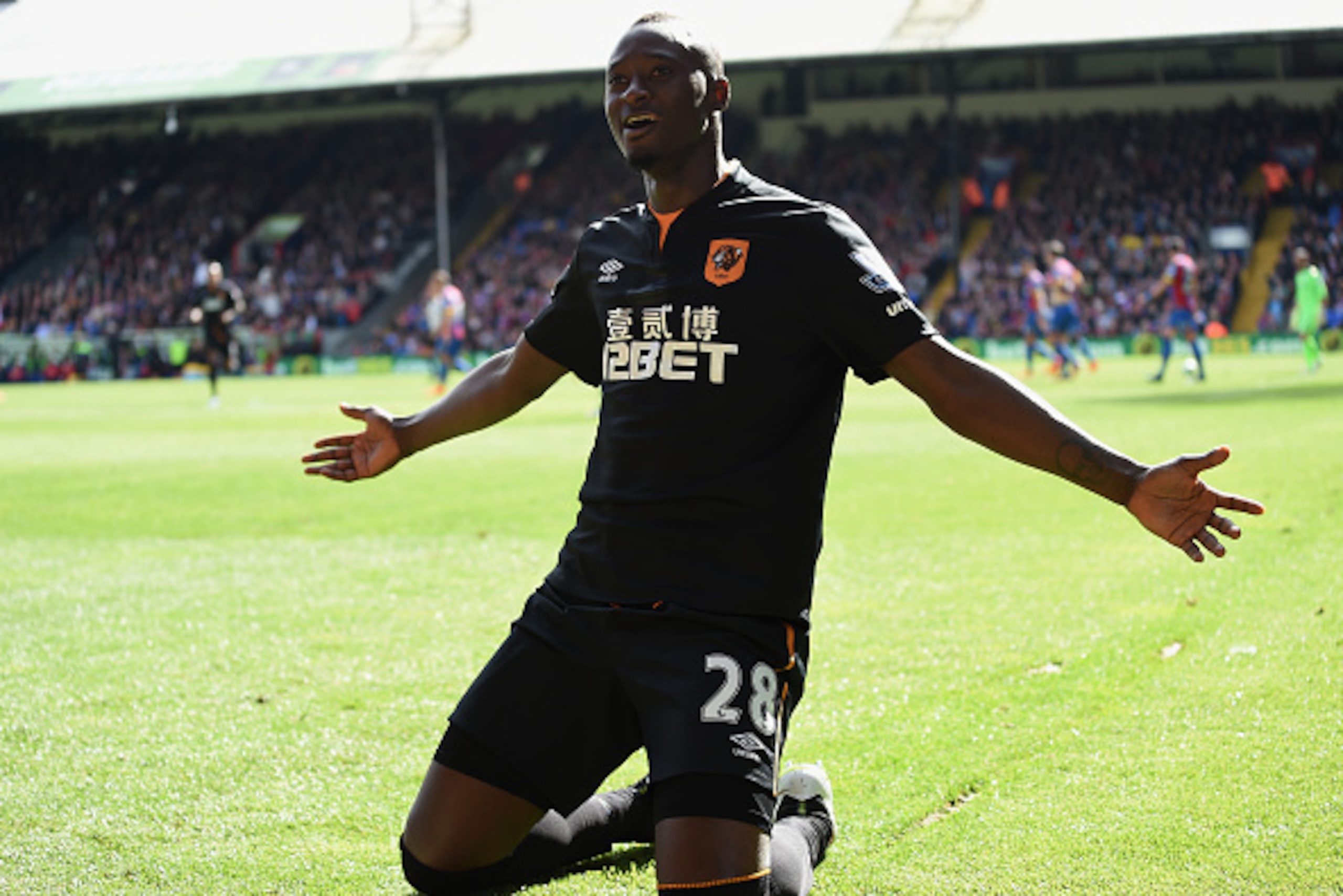 LONDON, ENGLAND - APRIL 25:  Dame N'Doye of Hull City celebrates scoring the opening goal during the Barclays Premier League match between Crystal Palace and Hull City at Selhurst Park on April 25, 2015 in London, England.  (Photo by Christopher Lee/Getty