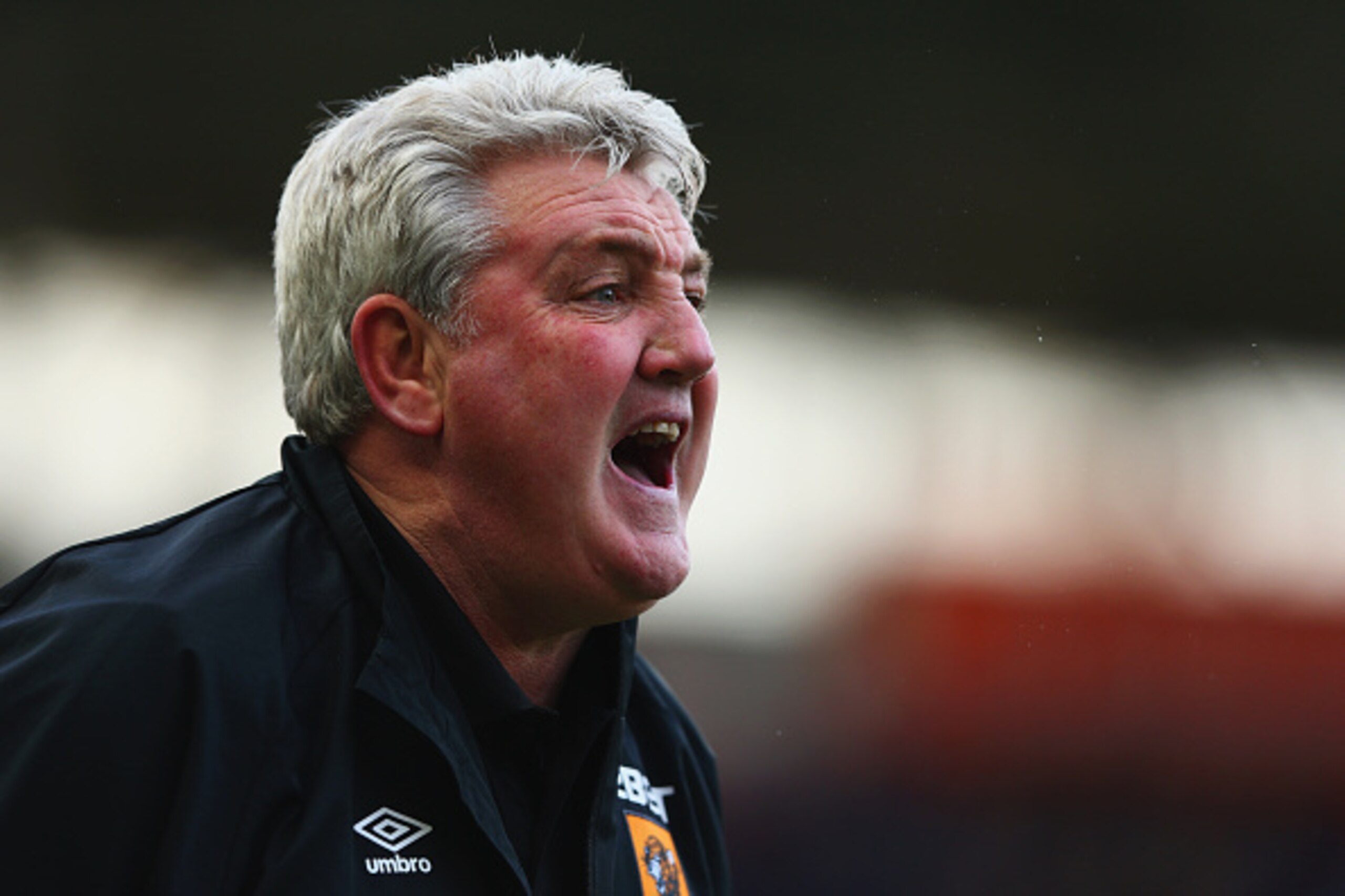 HULL, ENGLAND - MARCH 22:  Steve Bruce manager of Hull City shouts during the Barclays Premier League match between Hull City and Chelsea at KC Stadium on March 22, 2015 in Hull, England.  (Photo by Matthew Lewis/Getty Images)