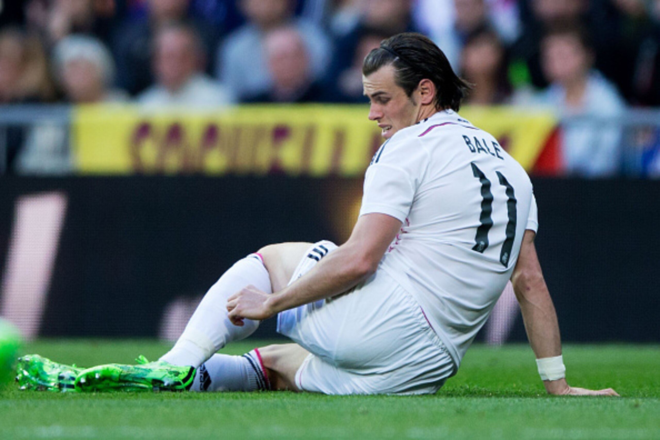 MADRID, SPAIN - APRIL 18:  Gareth Bale (R) of Real Madrid CF touches his leg before being relevated during the La Liga match between Real Madrid CF and Malaga CF at Estadio Santiago Bernabeu on April 18, 2015 in Madrid, Spain.  (Photo by Gonzalo Arroyo Mo