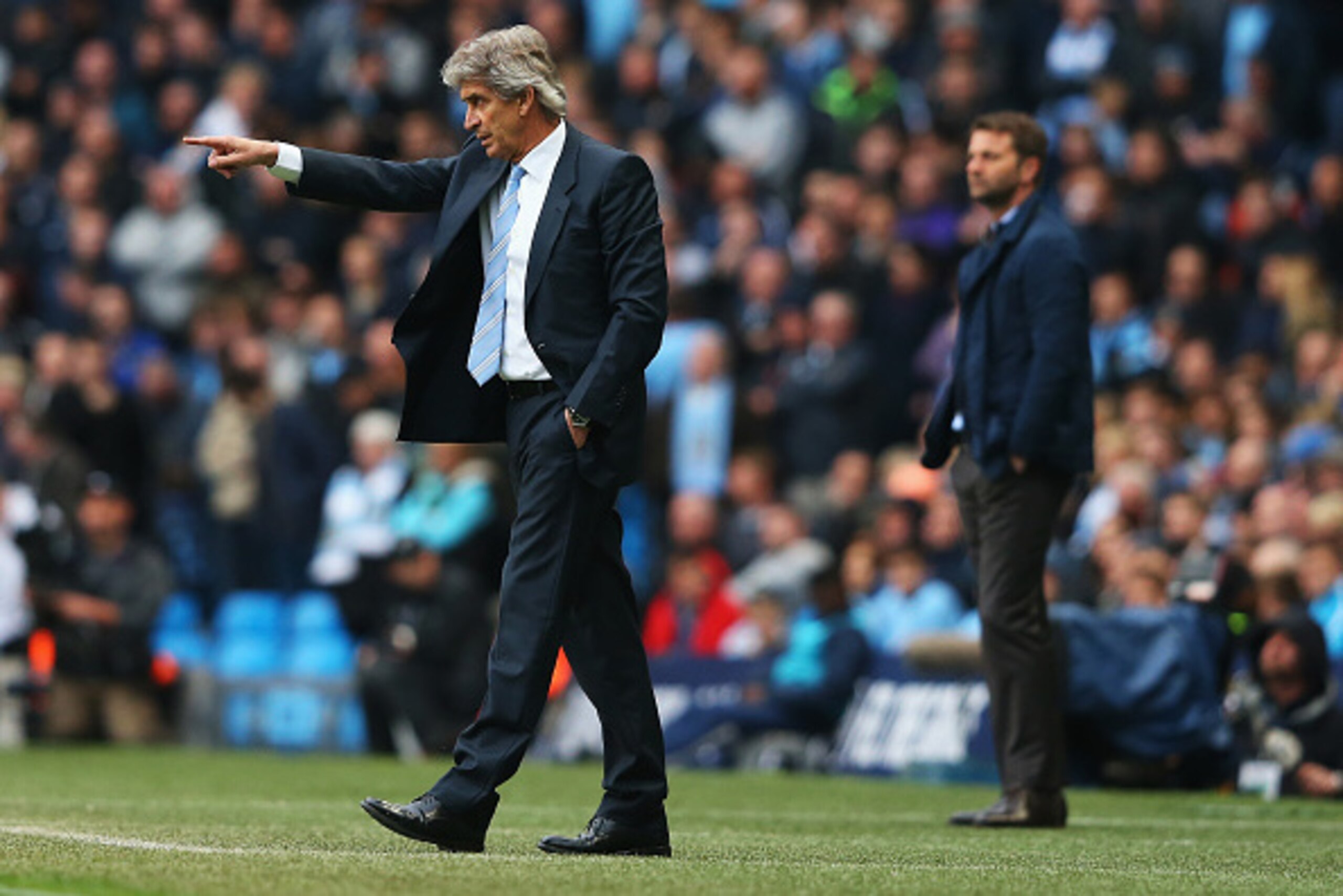 MANCHESTER, ENGLAND - APRIL 25: Manuel Pellegrini, manager of Manchester City gives instructions with Tim Sherwood, manager of Aston Villa during the Barclays Premier League match between Manchester City and Aston Villa at Etihad Stadium on April 25, 2015