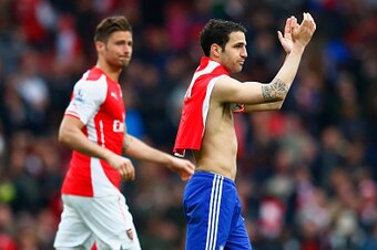 LONDON, ENGLAND - APRIL 26:  Ex-Arsenal player Cesc Fabregas of Chelsea applauds the crowd after during the Barclays Premier League match between Arsenal and Chelsea at Emirates Stadium on April 26, 2015 in London, England.  (Photo by Julian Finney/Getty 