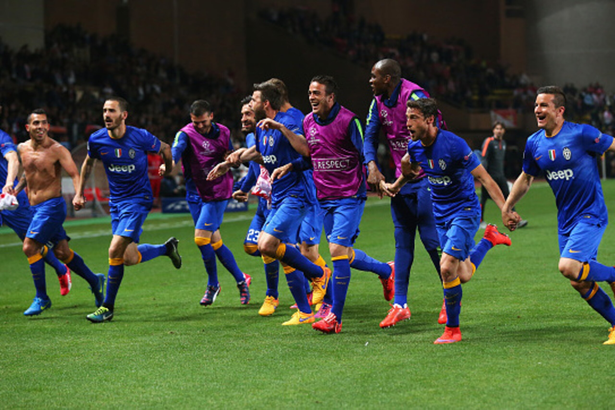 MONACO - APRIL 22:  Juventus players celebrate after the UEFA Champions League quarter-final second leg match between AS Monaco FC and Juventus at Stade Louis II on April 22, 2015 in Monaco, Monaco.  (Photo by Alex Livesey/Getty Images)