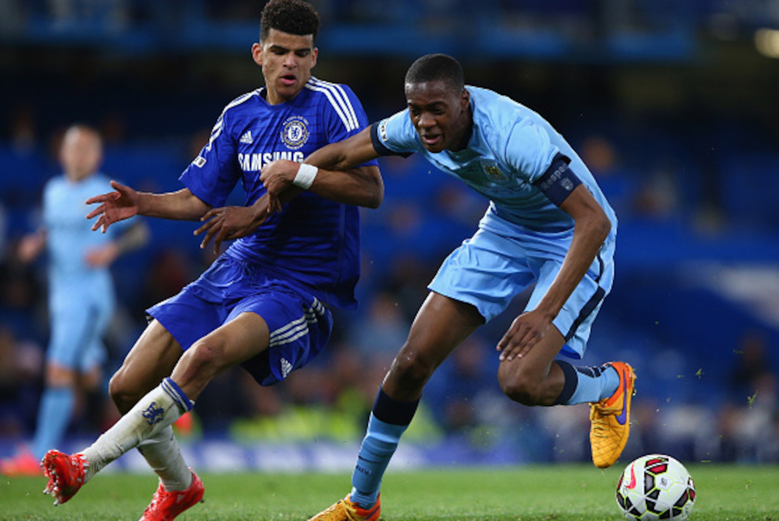 LONDON, ENGLAND - APRIL 27:  Dominic Solanke of Chelsea and Tosin Adarabioyo of Manchester City during the FA Youth Cup Fina, Second Leg match between Chelsea and Manchester City at Stamford Bridge on April 27, 2015 in London, England.  (Photo by Ian Walt