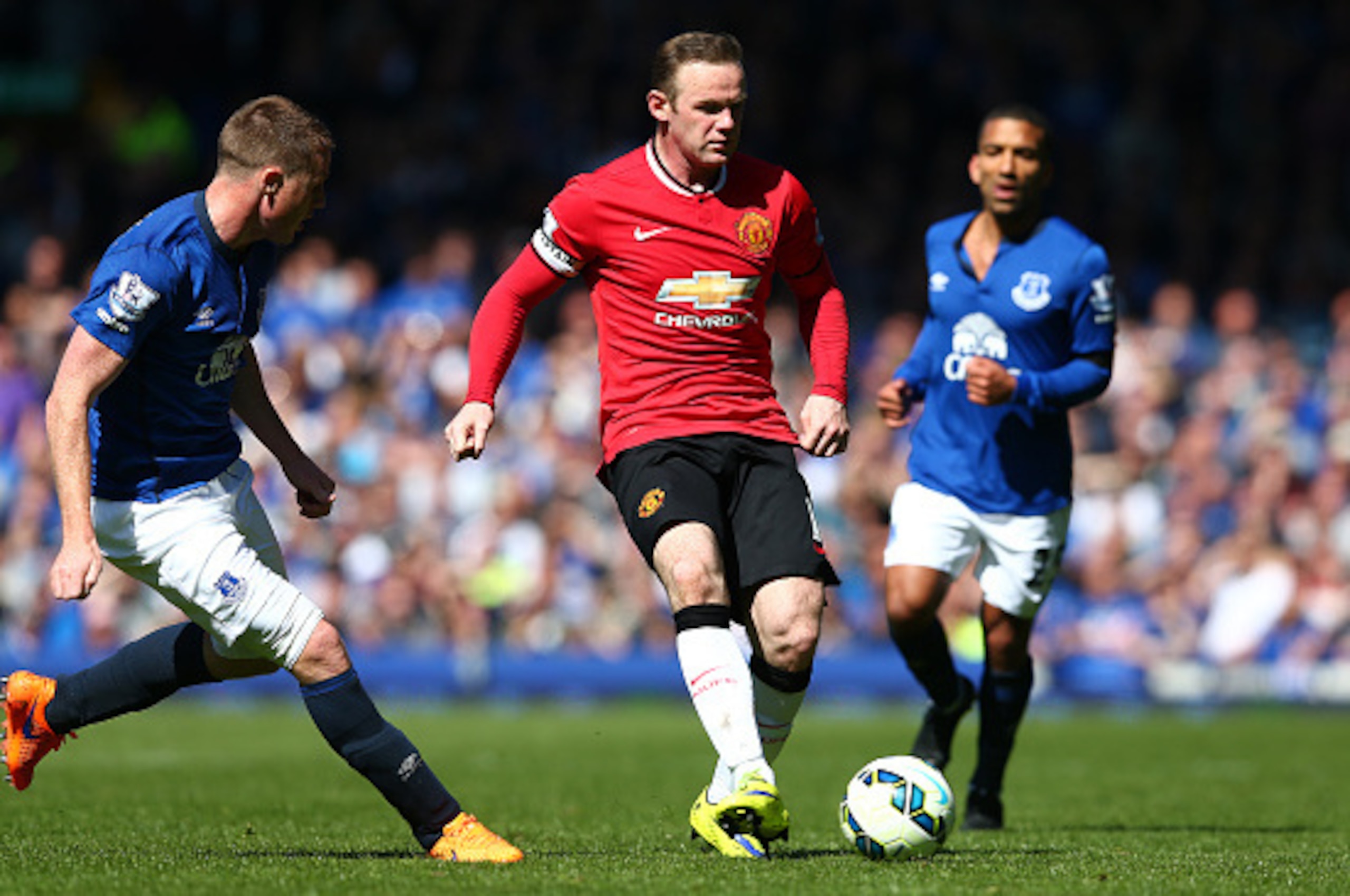LIVERPOOL, ENGLAND - APRIL 26: Wayne Rooney of Manchester United in action during the Barclays Premier League match between Everton and Manchester United at Goodison Park on April 26, 2015 in Liverpool, England.  (Photo by Clive Brunskill/Getty Images)