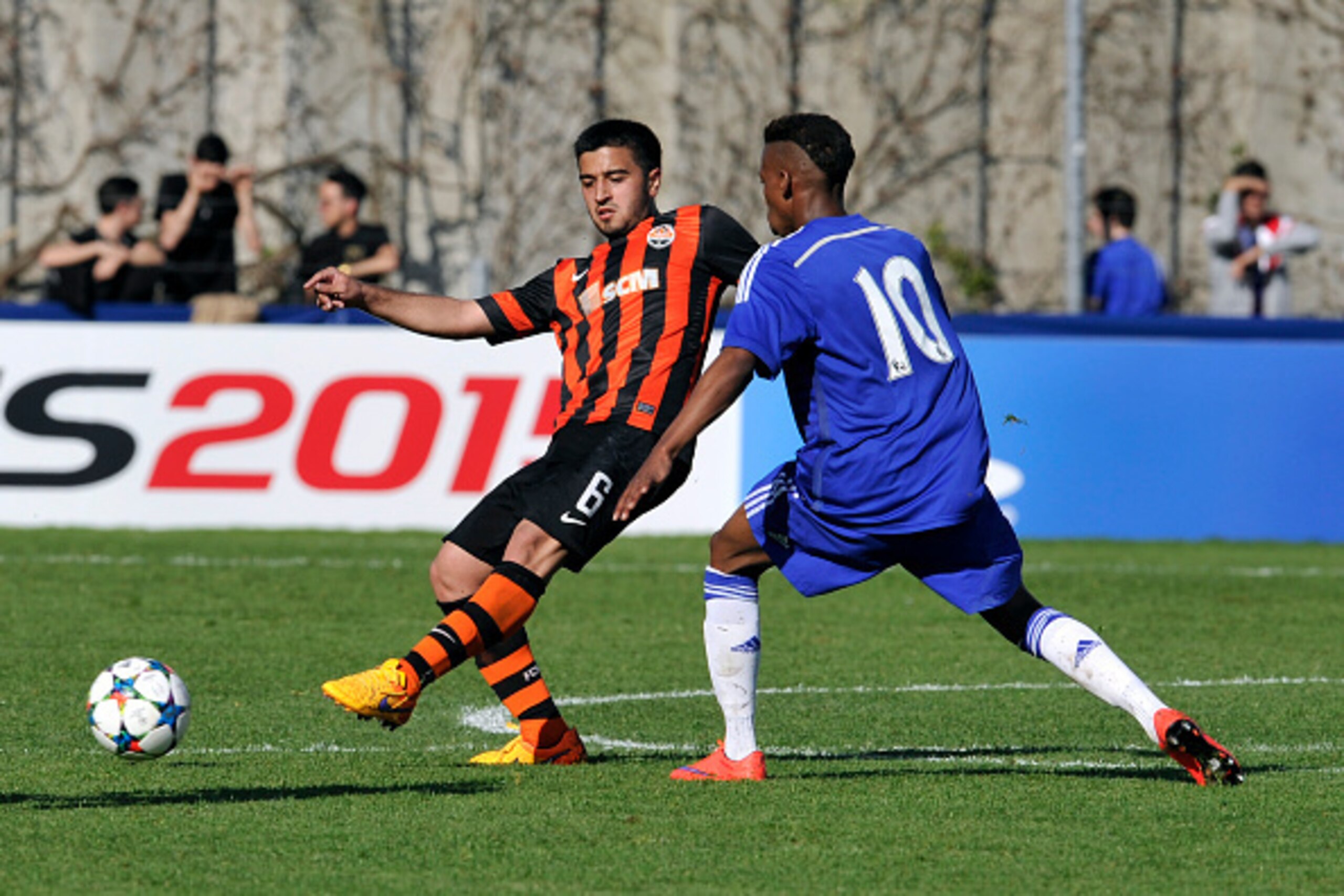 NYON, SWITZERLAND - APRIL 13:  Charly Musonda (R) of Chelsea FC and Beka Vachiberadze (L) of FC Shakhtar Donetsk in action during the UEFA Youth League final match between FC Shakhtar Donetsk and Chelsea FC at Colovray on April 13, 2015 in Nyon, Switzerla