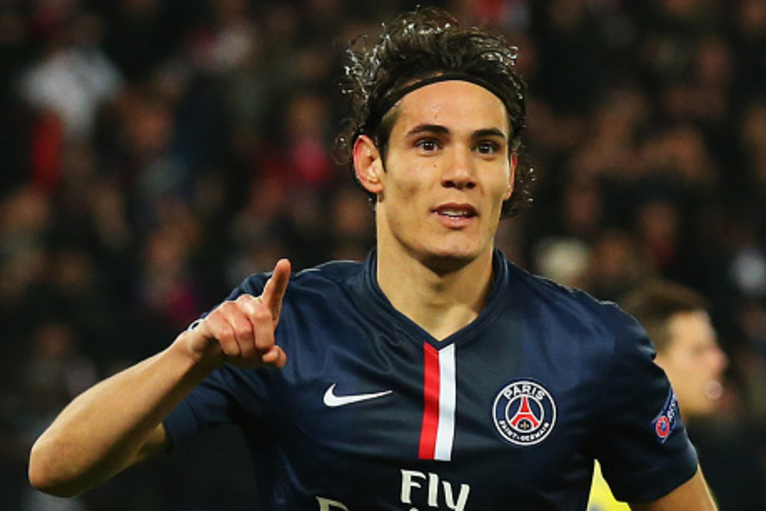 PARIS, FRANCE - FEBRUARY 17:  Edinson Cavani of Paris Saint-Germain celebrates as he scores their first and equalising goal during the UEFA Champions League Round of 16 match between Paris Saint-Germain and Chelsea at Parc des Princes on February 17, 2015