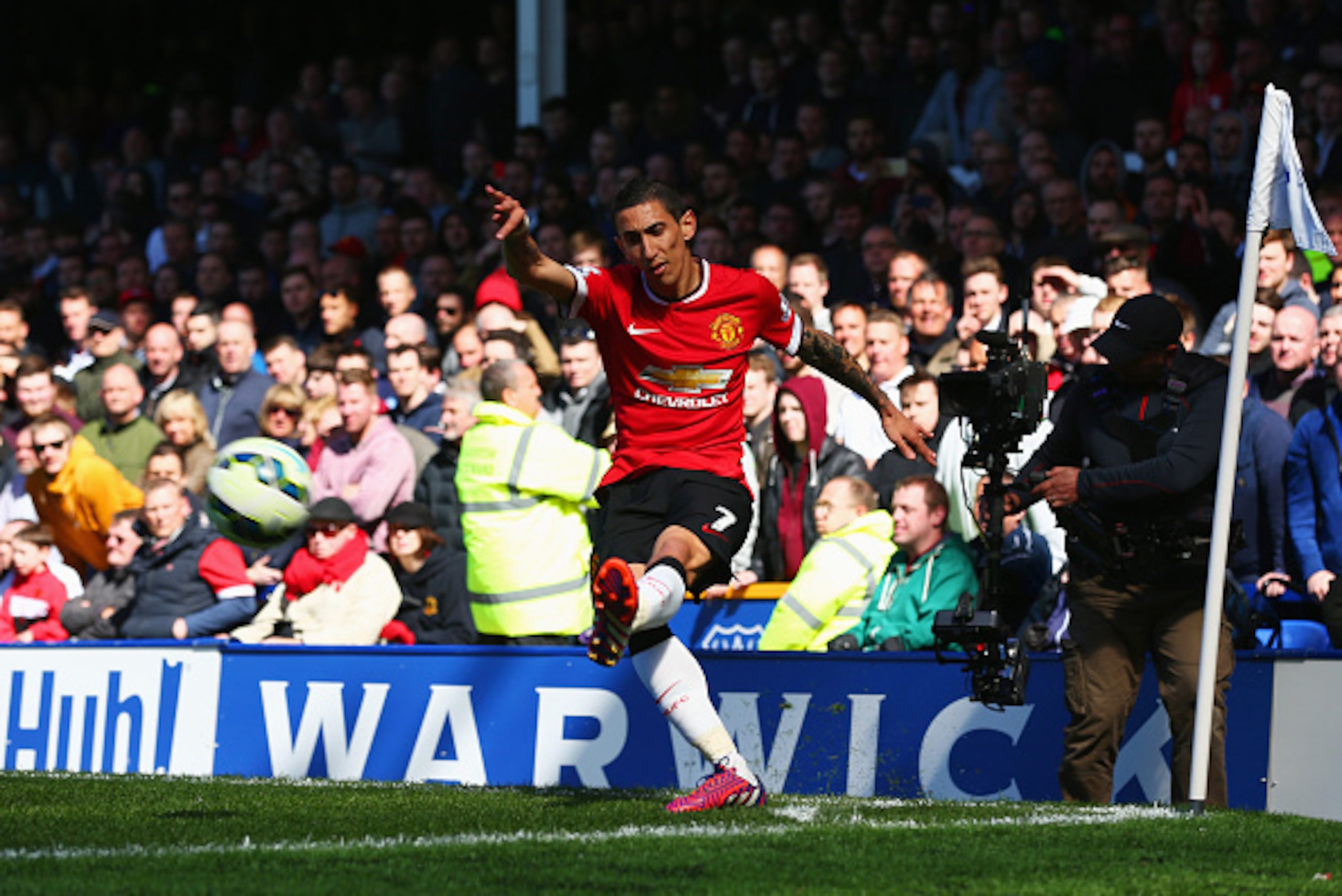 LIVERPOOL, ENGLAND - APRIL 26:  Angel di Maria of Manchester United takes a corner during the Barclays Premier League match between Everton and Manchester United at Goodison Park on April 26, 2015 in Liverpool, England.  (Photo by Clive Brunskill/Getty Im