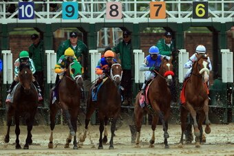 LOUISVILLE, KY - MAY 04:  The field comes out of the gate to start the 139th running of the Kentucky Derby at Churchill Downs on May 4, 2013 in Louisville, Kentucky.  (Photo by Doug Pensinger/Getty Images)