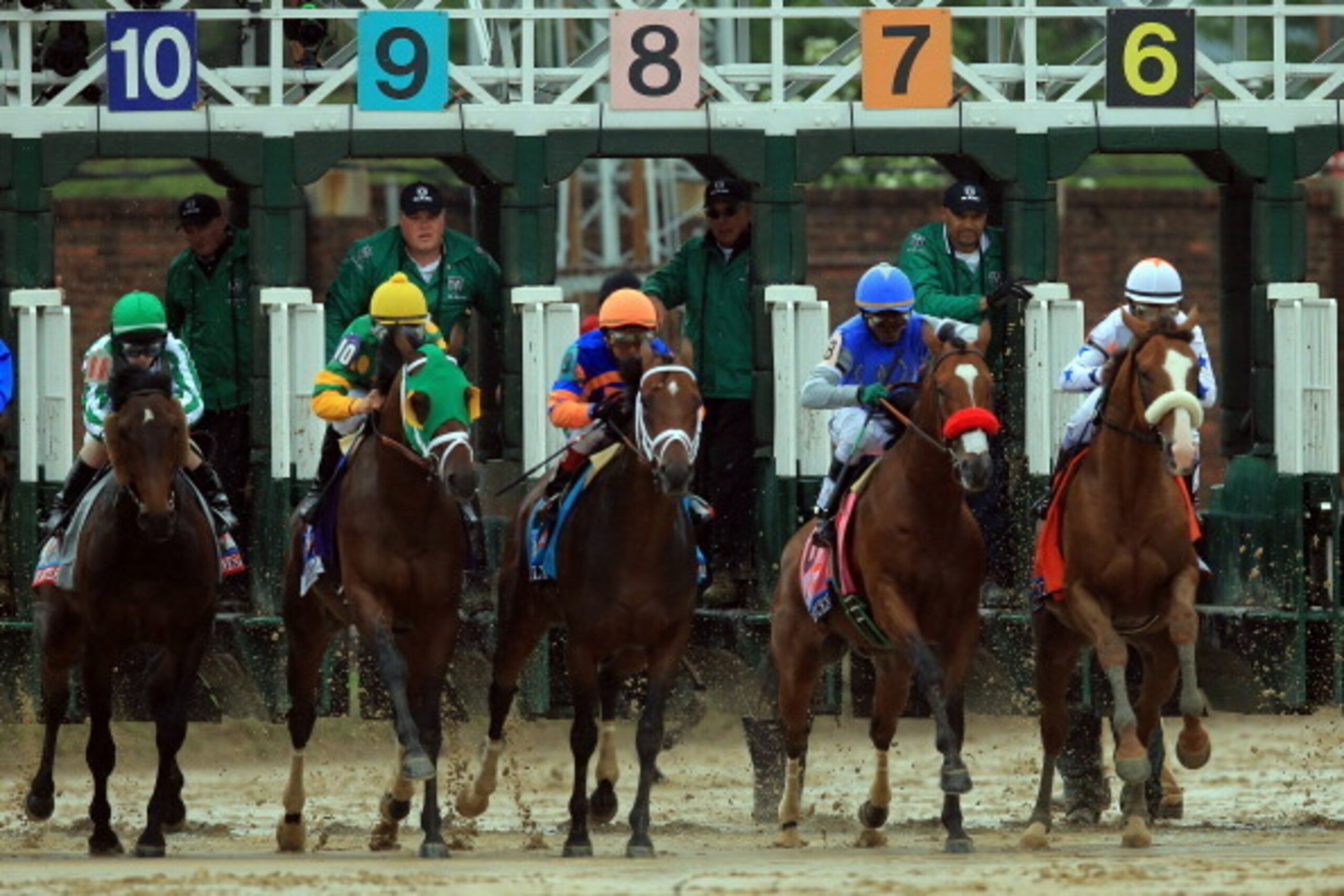LOUISVILLE, KY - MAY 04:  The field comes out of the gate to start the 139th running of the Kentucky Derby at Churchill Downs on May 4, 2013 in Louisville, Kentucky.  (Photo by Doug Pensinger/Getty Images)