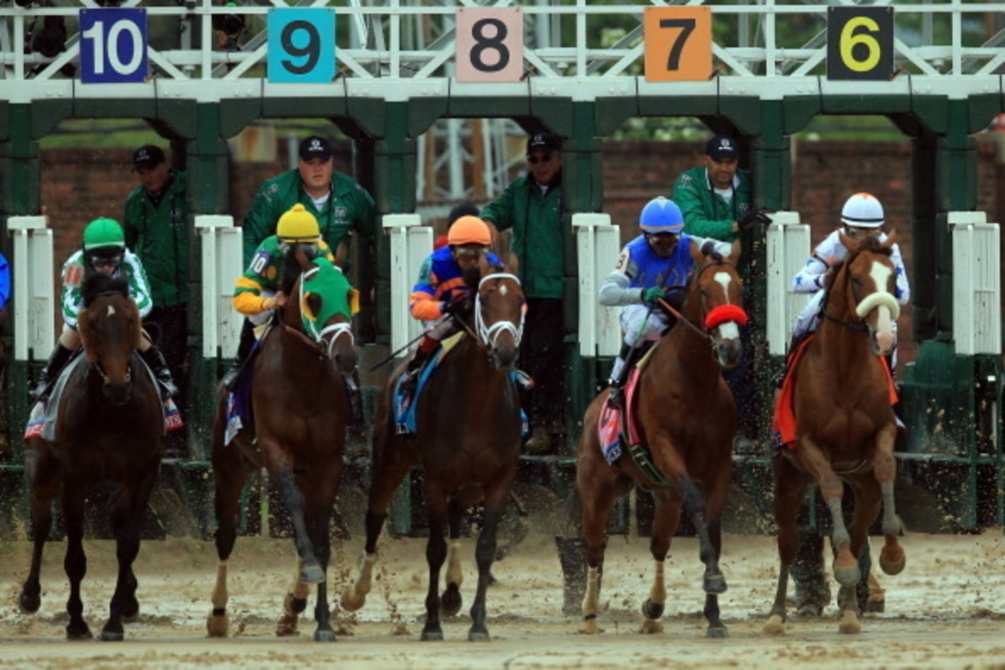 LOUISVILLE, KY - MAY 04:  The field comes out of the gate to start the 139th running of the Kentucky Derby at Churchill Downs on May 4, 2013 in Louisville, Kentucky.  (Photo by Doug Pensinger/Getty Images)