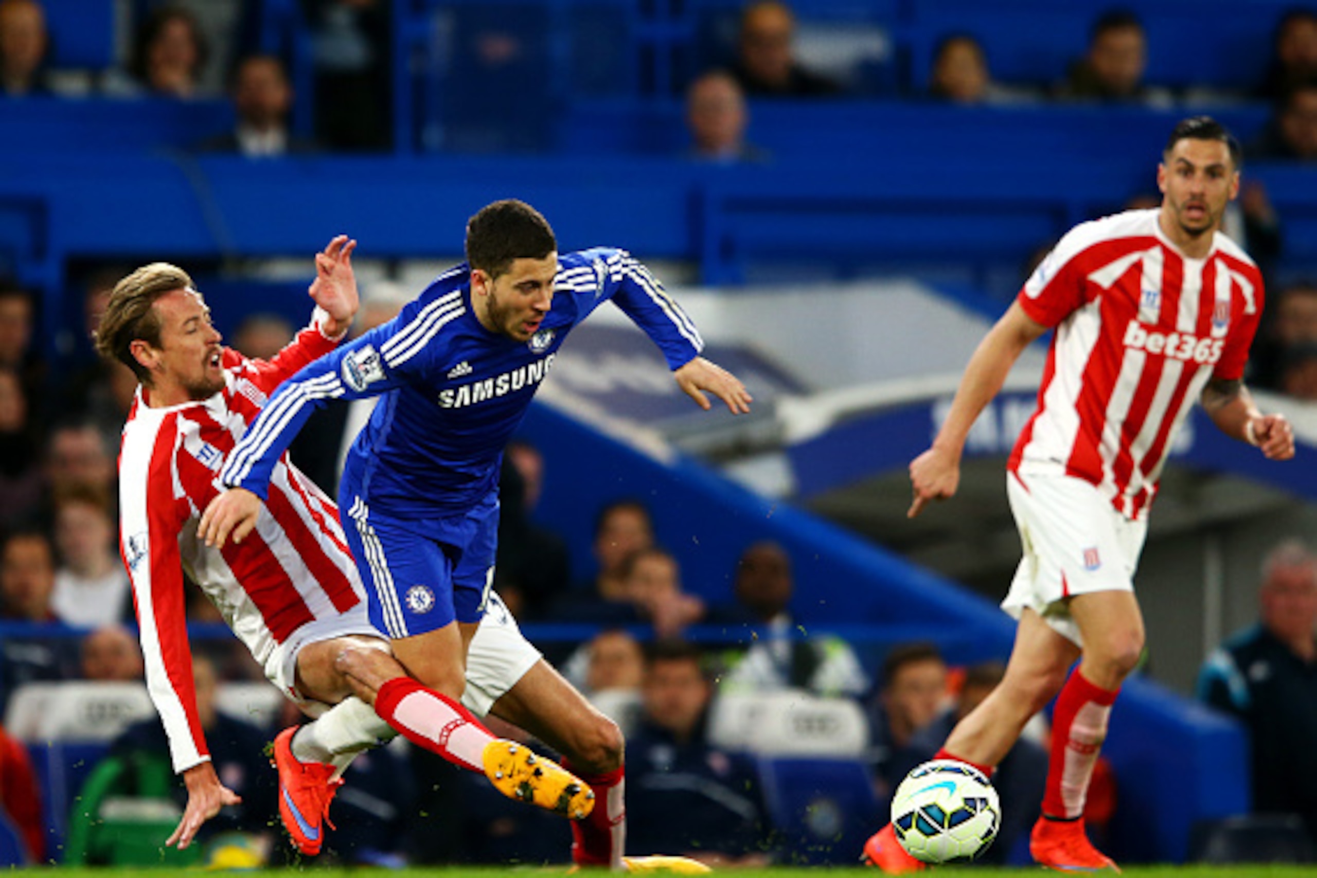 LONDON, ENGLAND - APRIL 04: Eden Hazard of Chelsea battles for the ball with Peter Crouch of Stoke City during the Barclays Premier League match between Chelsea and Stoke City at Stamford Bridge on April 4, 2015 in London, England. (Photo by Richard Hea LONDON, ENGLAND - APRIL 04: Eden Hazard of Chelsea battles for the ball with Peter Crouch of Stoke City during the Barclays Premier League match between Chelsea and Stoke City at Stamford Bridge on April 4, 2015 in London, England. (Photo by Richard Hea