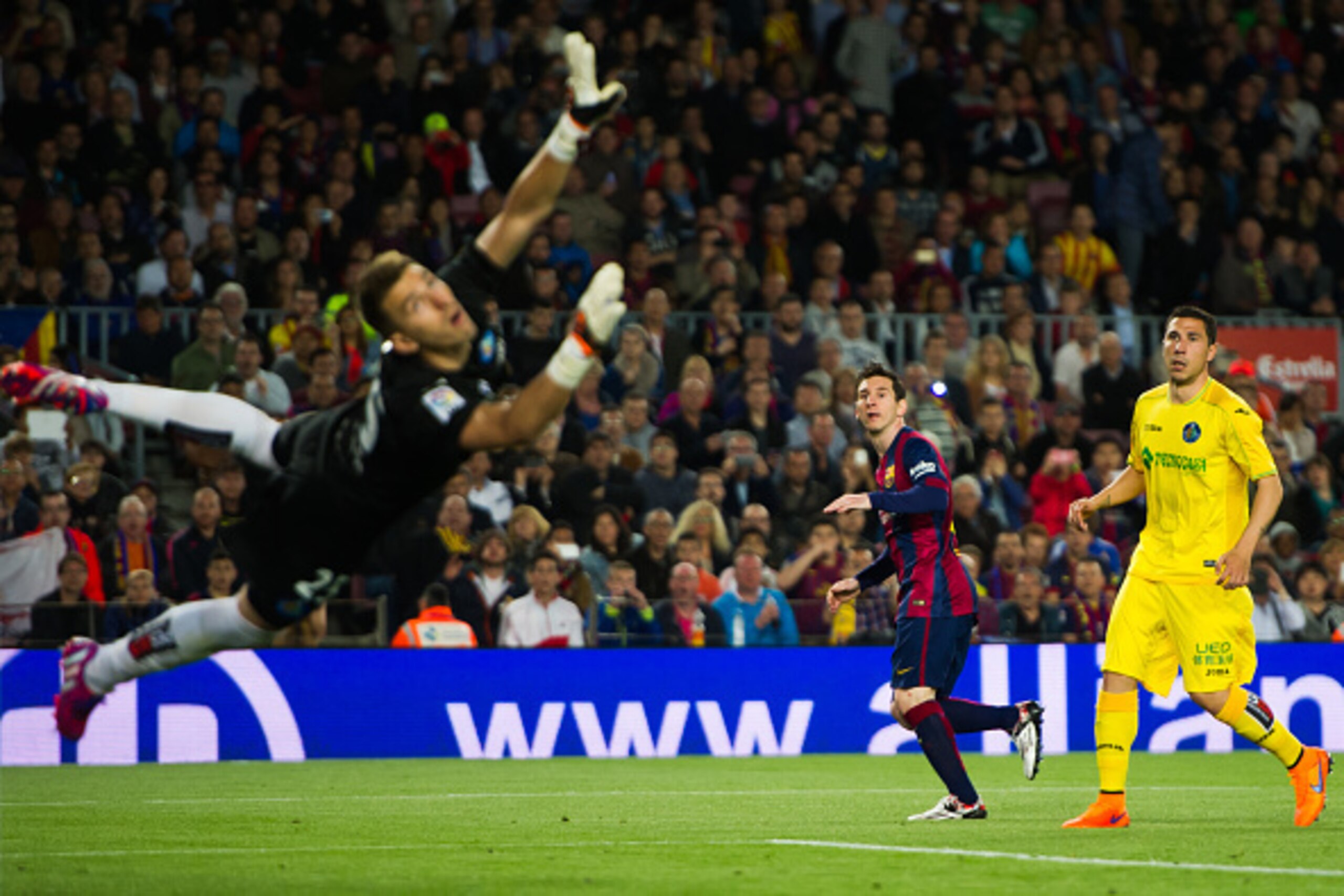 BARCELONA, SPAIN - APRIL 28:  Lionel Messi of FC Barcelona scores his team's sixth goal during the La Liga match between FC Barcelona and Getafe CF at Camp Nou on April 28, 2015 in Barcelona, Spain.  (Photo by Alex Caparros/Getty Images)