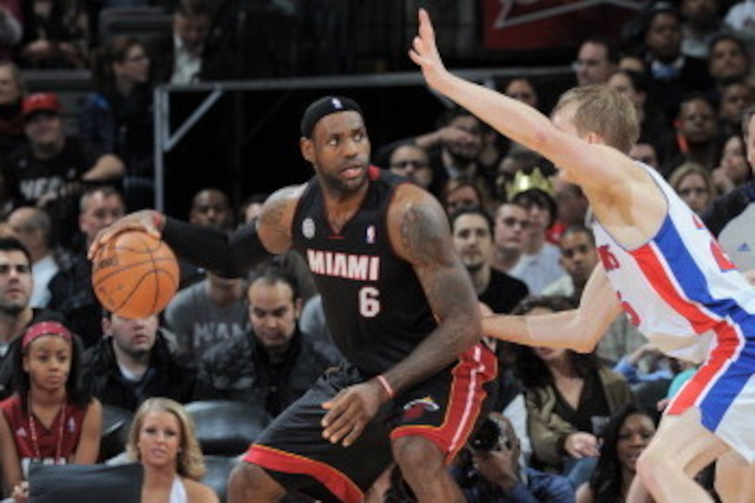 AUBURN HILLS, MI - DECEMBER 28: LeBron James #6 of the Miami Heat backs up to the basket against the Detroit Pistons during the game on December 28, 2012 at The Palace of Auburn Hills in Auburn Hills, Michigan. NOTE TO USER: User expressly acknowledges an