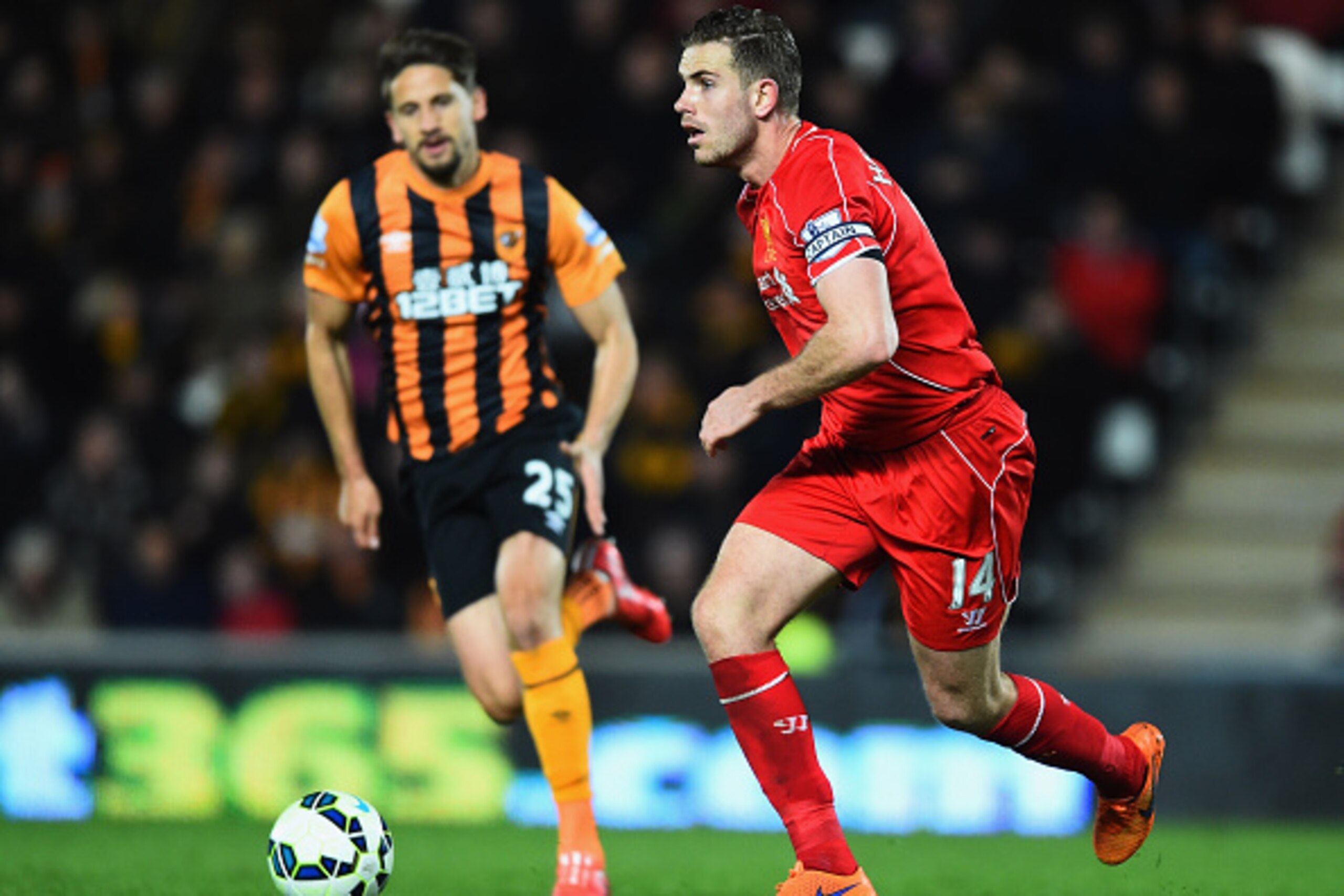 HULL, ENGLAND - APRIL 28:  Jordan Henderson of Liverpool is chased by Gaston Ramirez of Hull City during the Barclays Premier League match between Hull City and Liverpool at KC Stadium on April 28, 2015 in Hull, England.  (Photo by Laurence Griffiths/Gett