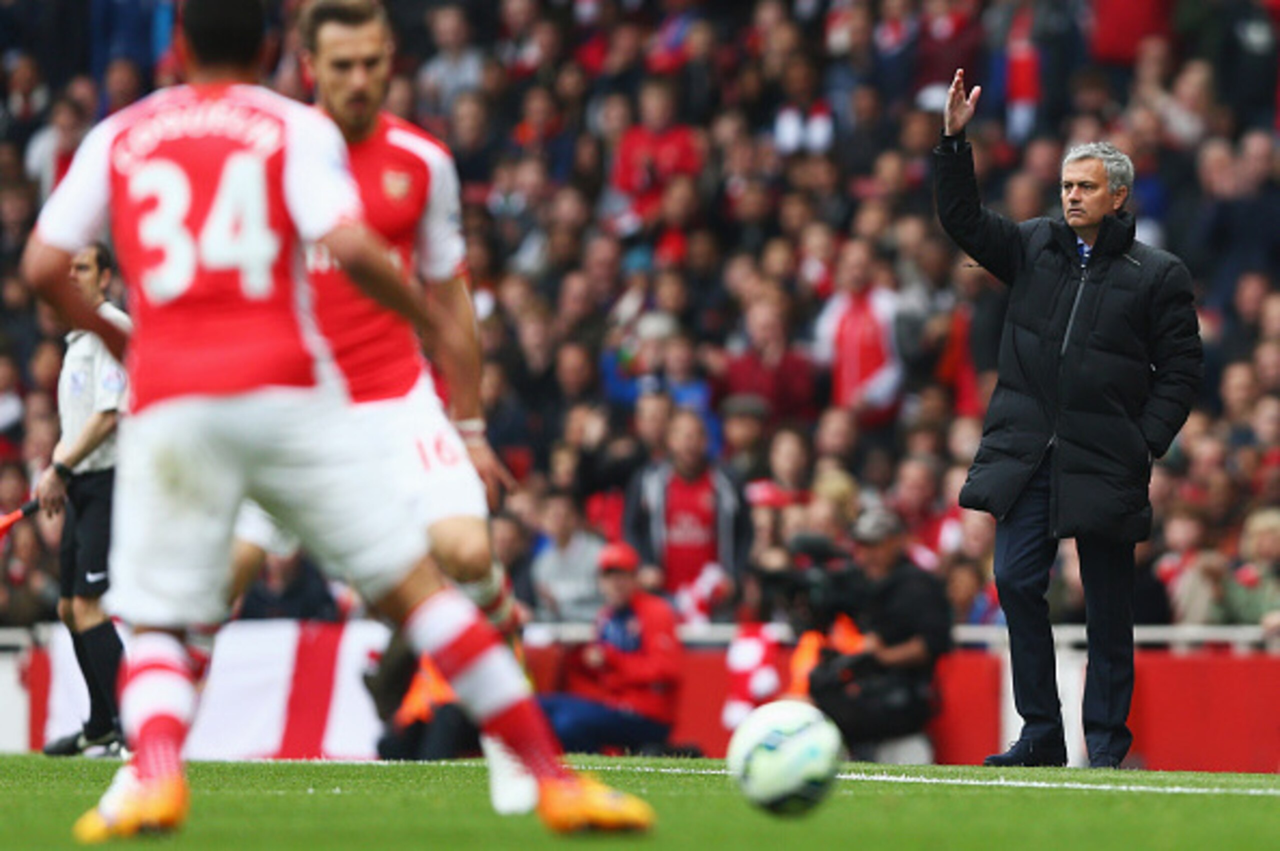 LONDON, ENGLAND - APRIL 26:  Jose Mourinho manager of Chelsea reacts during the Barclays Premier League match between Arsenal and Chelsea at Emirates Stadium on April 26, 2015 in London, England.  (Photo by Paul Gilham/Getty Images)