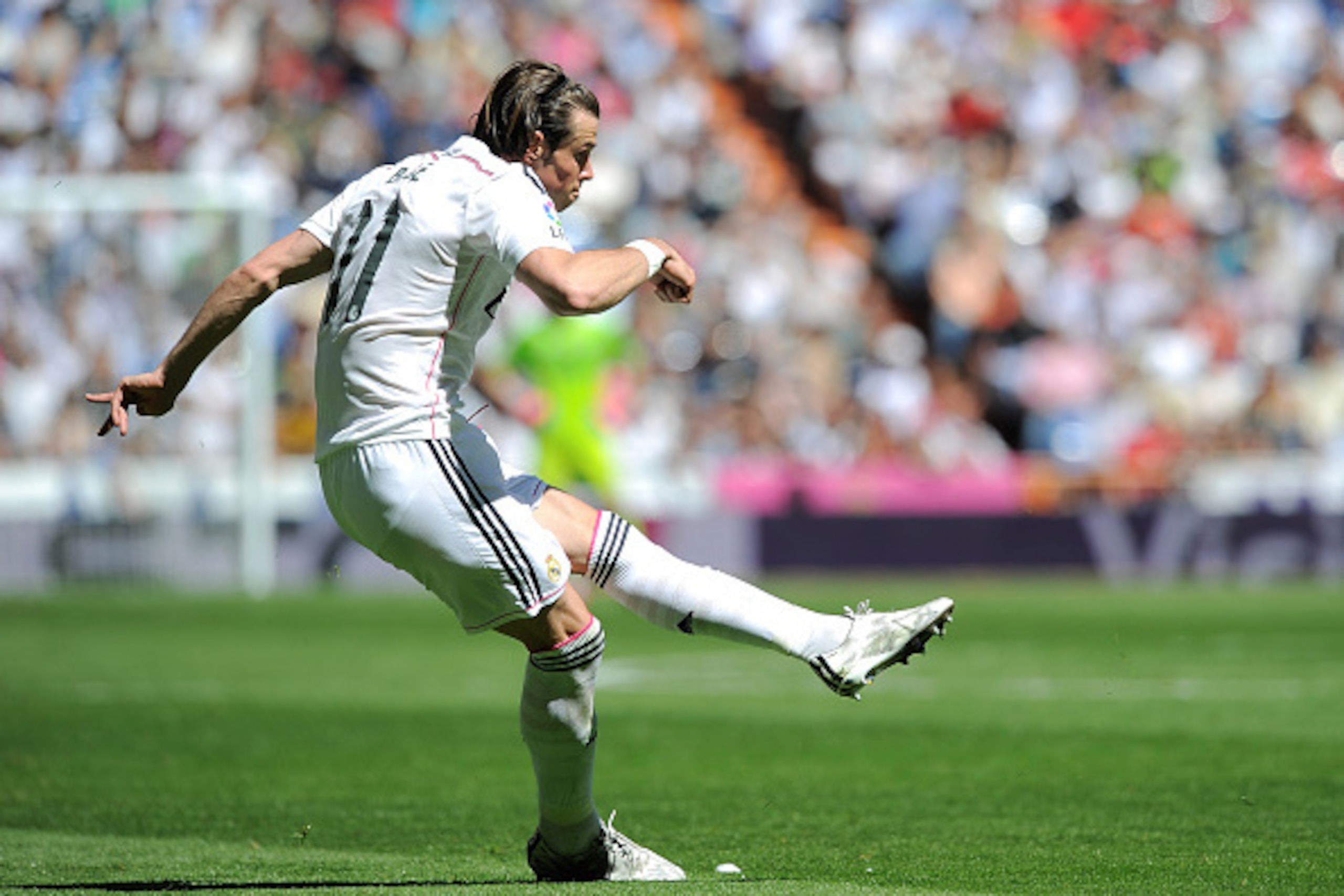 MADRID, SPAIN - APRIL 05: Gareth Bale of Real Madrid CF takes a free kick during the La Liga match between Real Madrid CF and Granada CF at Estadio Santiago Bernabeu on April 5, 2015 in Madrid, Spain. (Photo by Denis Doyle/Getty Images) MADRID, SPAIN - APRIL 05: Gareth Bale of Real Madrid CF takes a free kick during the La Liga match between Real Madrid CF and Granada CF at Estadio Santiago Bernabeu on April 5, 2015 in Madrid, Spain. (Photo by Denis Doyle/Getty Images)