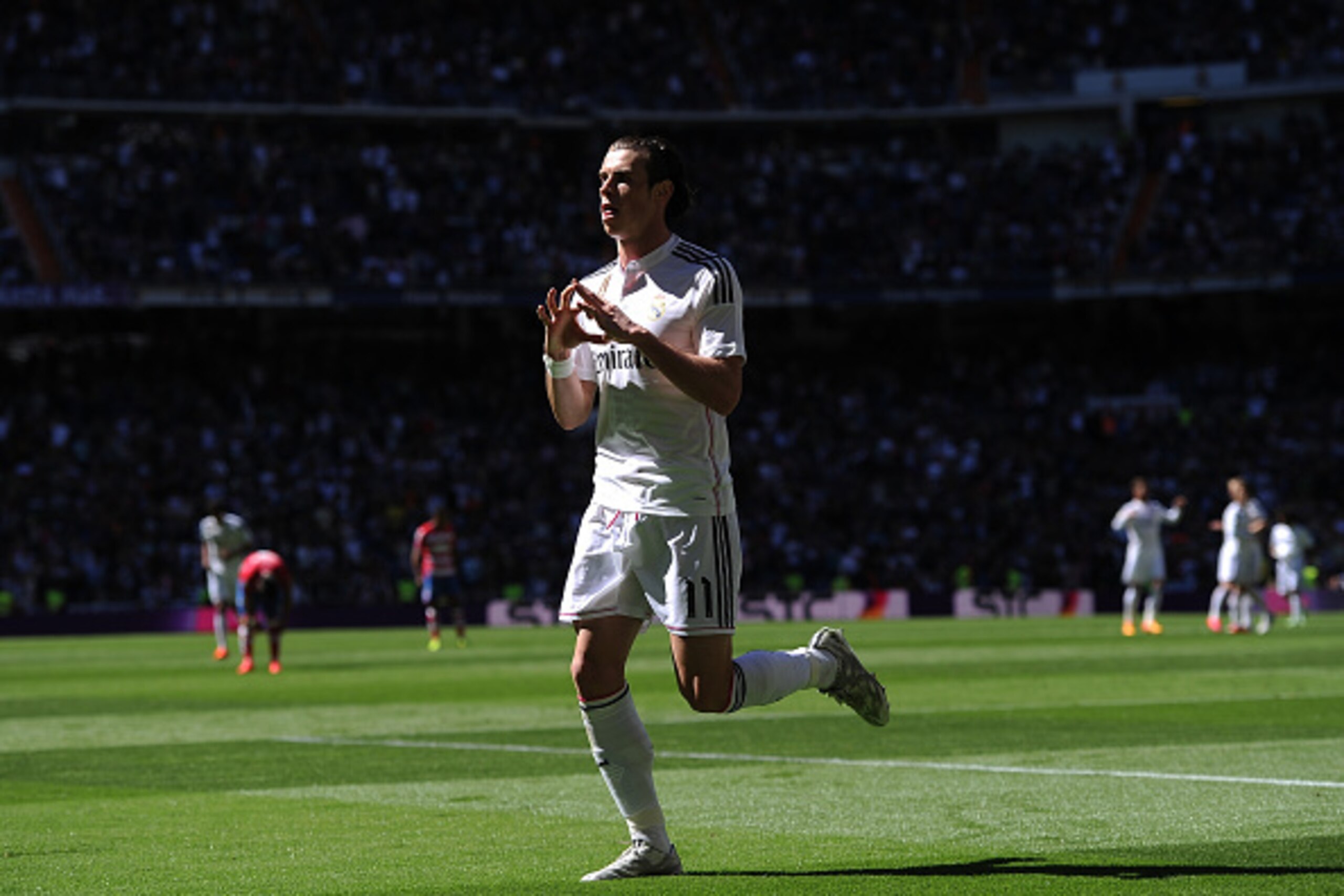 MADRID, SPAIN - APRIL 05:  Gareth Bale of Real Madrid CF celebrates after scoring his team's opening goal during the La Liga match between Real Madrid CF and Granada CF at Estadio Santiago Bernabeu on April 5, 2015 in Madrid, Spain.  (Photo by Denis Doyle