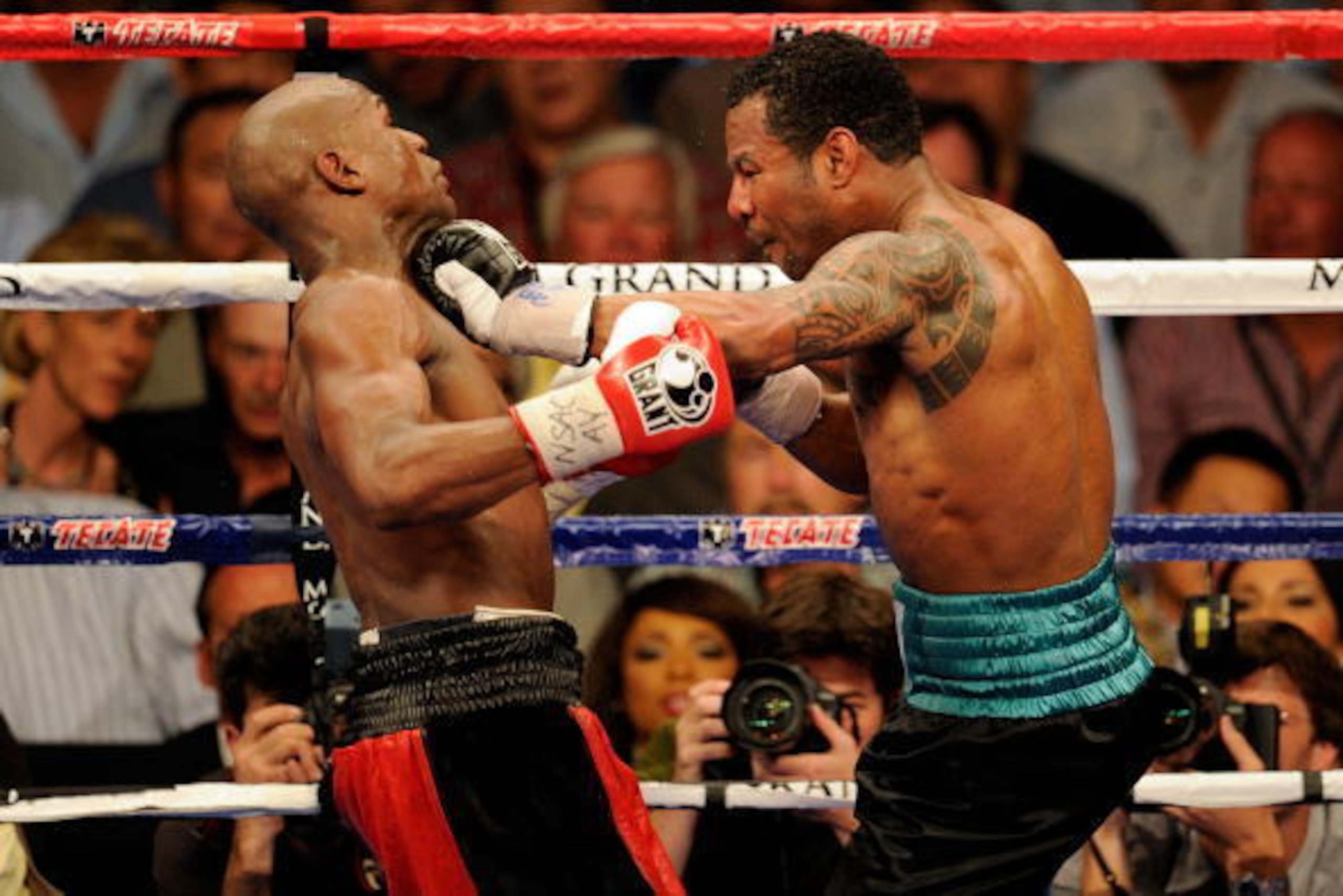 LAS VEGAS - MAY 01:  (L-R) Shane Mosley connects with a left to the chest of Floyd Mayweather Jr. during the welterweight fight at the MGM Grand Garden Arena on May 1, 2010 in Las Vegas, Nevada.  (Photo by Ethan Miller/Getty Images)