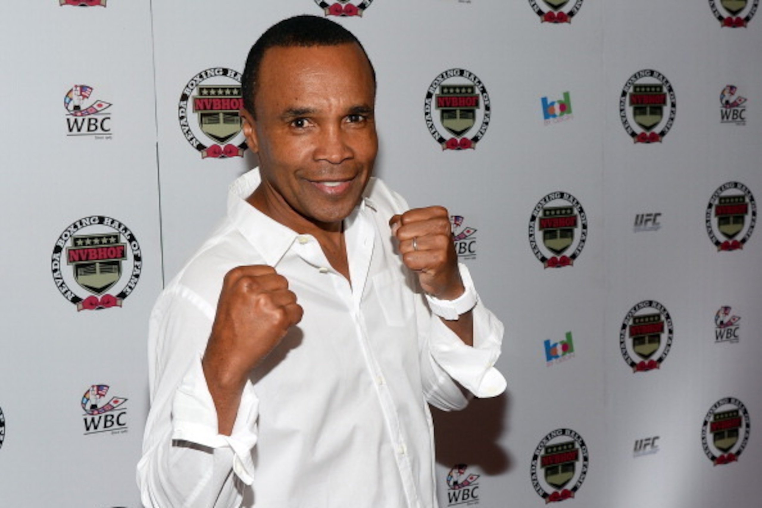 LAS VEGAS, NV - AUGUST 10:  Former boxer and inductee Sugar Ray Leonard arrives at the Nevada Boxing Hall of Fame inaugural induction gala at the Monte Carlo Resort and Casino on August 10, 2013 in Las Vegas, Nevada.  (Photo by Ethan Miller/Getty Images)