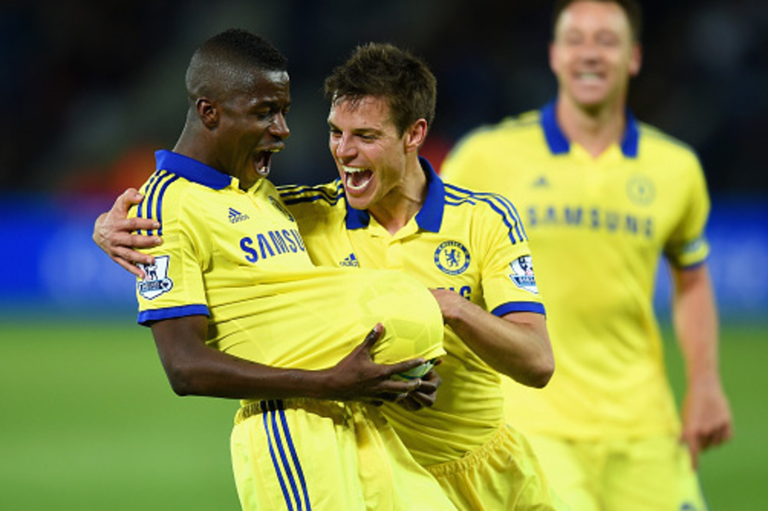 LEICESTER, ENGLAND - APRIL 29: Ramires of Chelsea (L) celebrates scoring their third goal with Cesar Azpilicueta of Chelsea during the Barclays Premier League match between Leicester City and Chelsea at The King Power Stadium on April 29, 2015 in Leices LEICESTER, ENGLAND - APRIL 29: Ramires of Chelsea (L) celebrates scoring their third goal with Cesar Azpilicueta of Chelsea during the Barclays Premier League match between Leicester City and Chelsea at The King Power Stadium on April 29, 2015 in Leices