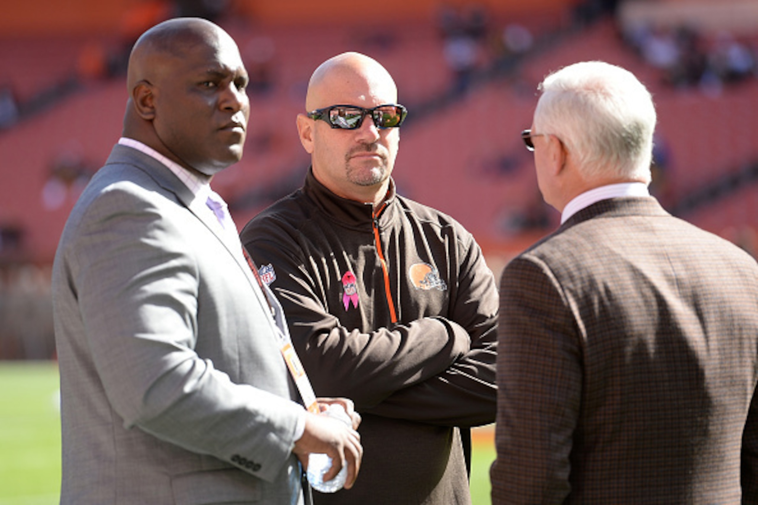 CLEVELAND, OH - OCTOBER 12:  Head coach Mike Pettine of the Cleveland Browns talks with general manager Ray Farmer (L) and owner Jimmy Haslam during warmups prior to the game against the Pittsburgh Steelers and at FirstEnergy Stadium on October 12, 2014 i