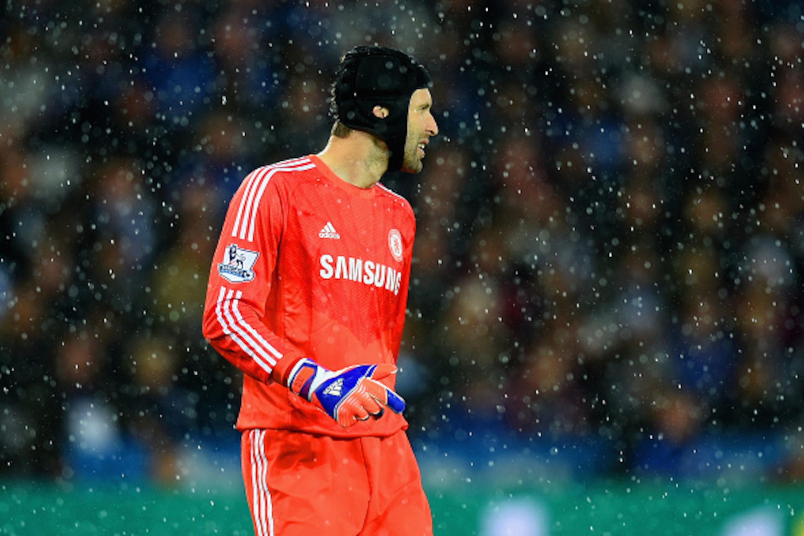 LEICESTER, ENGLAND - APRIL 29: Petr Cech of Chelsea looks on through the rain during the Barclays Premier League match between Leicester City and Chelsea at The King Power Stadium on April 29, 2015 in Leicester, England. (Photo by Michael Regan/Getty Ima LEICESTER, ENGLAND - APRIL 29: Petr Cech of Chelsea looks on through the rain during the Barclays Premier League match between Leicester City and Chelsea at The King Power Stadium on April 29, 2015 in Leicester, England. (Photo by Michael Regan/Getty Ima