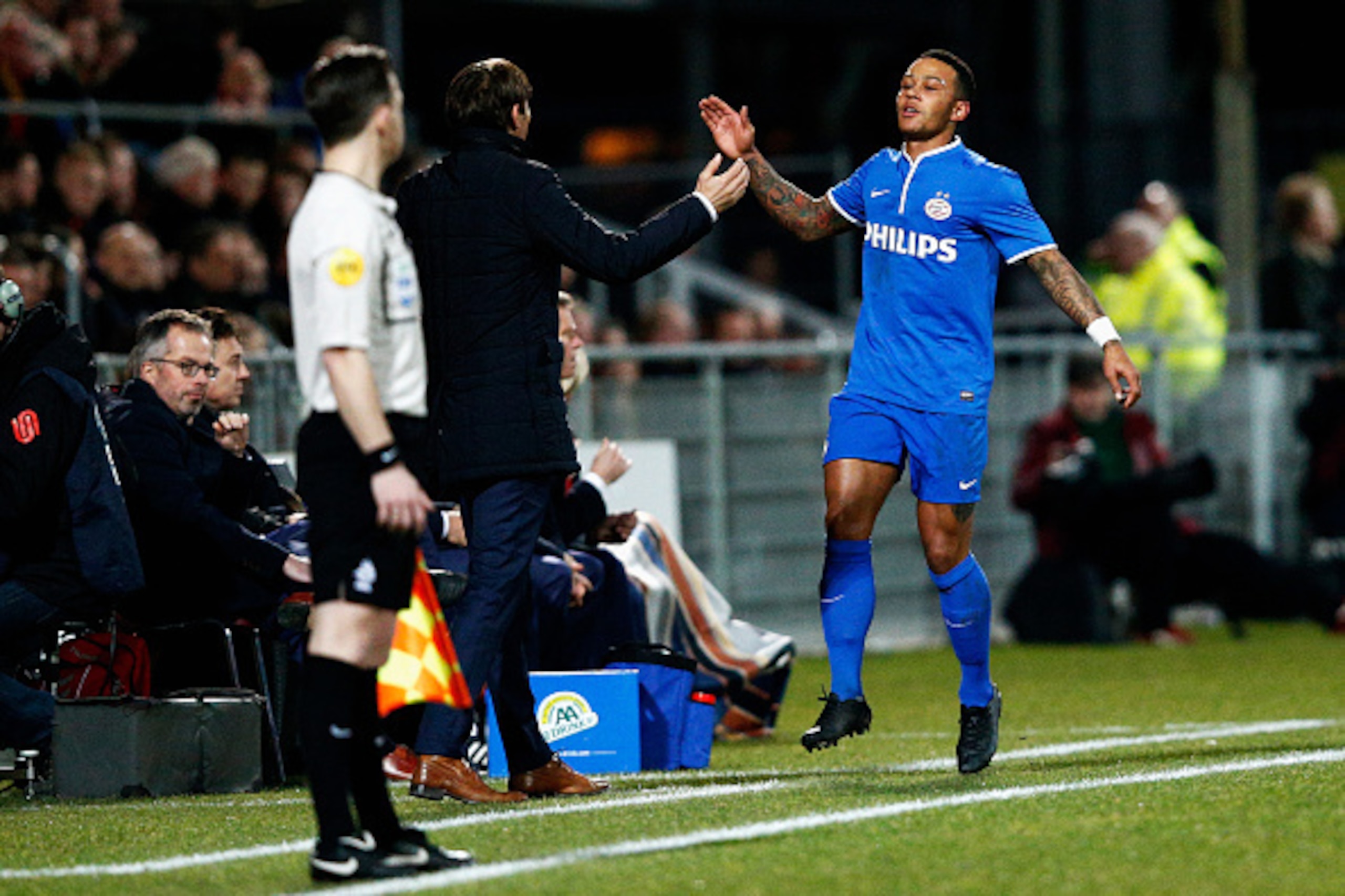 DEVENTER, NETHERLANDS - MARCH 07:  Memphis Depay #7 of PSV celebrates with his Manager / Coach, Phillip Cocu after he scores the first goal of the game during the Dutch Eredivisie match between Go Ahead Eagles and PSV Eindhoven held at the De Adelaarshors