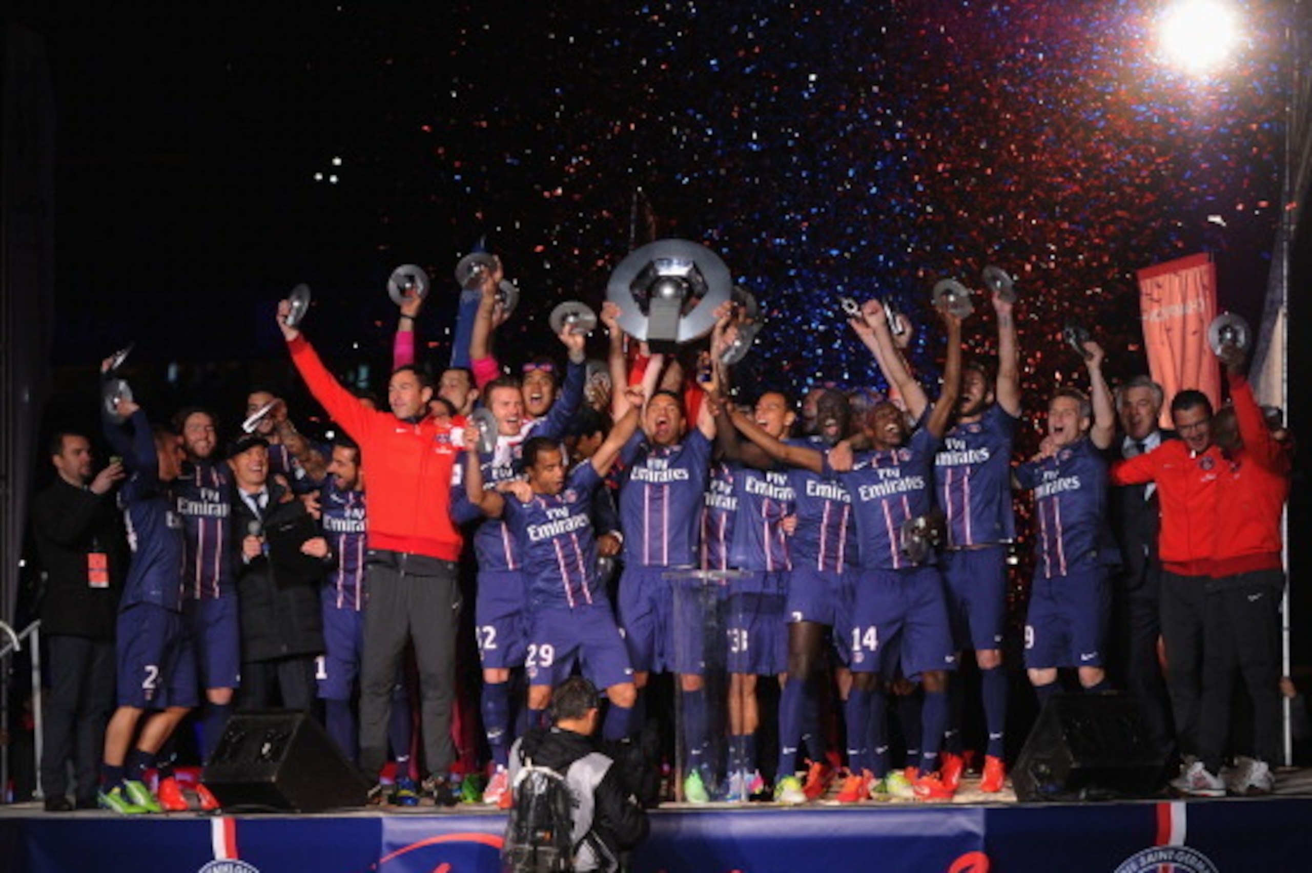 PARIS, FRANCE - MAY 18:  Thiago Silva lifts the Ligue 1 trophy after the Ligue 1 match between Paris Saint-Germain FC and Stade Brestois 29 at Parc des Princes on May 18, 2013 in Paris, France.  (Photo by Michael Regan/Getty Images)