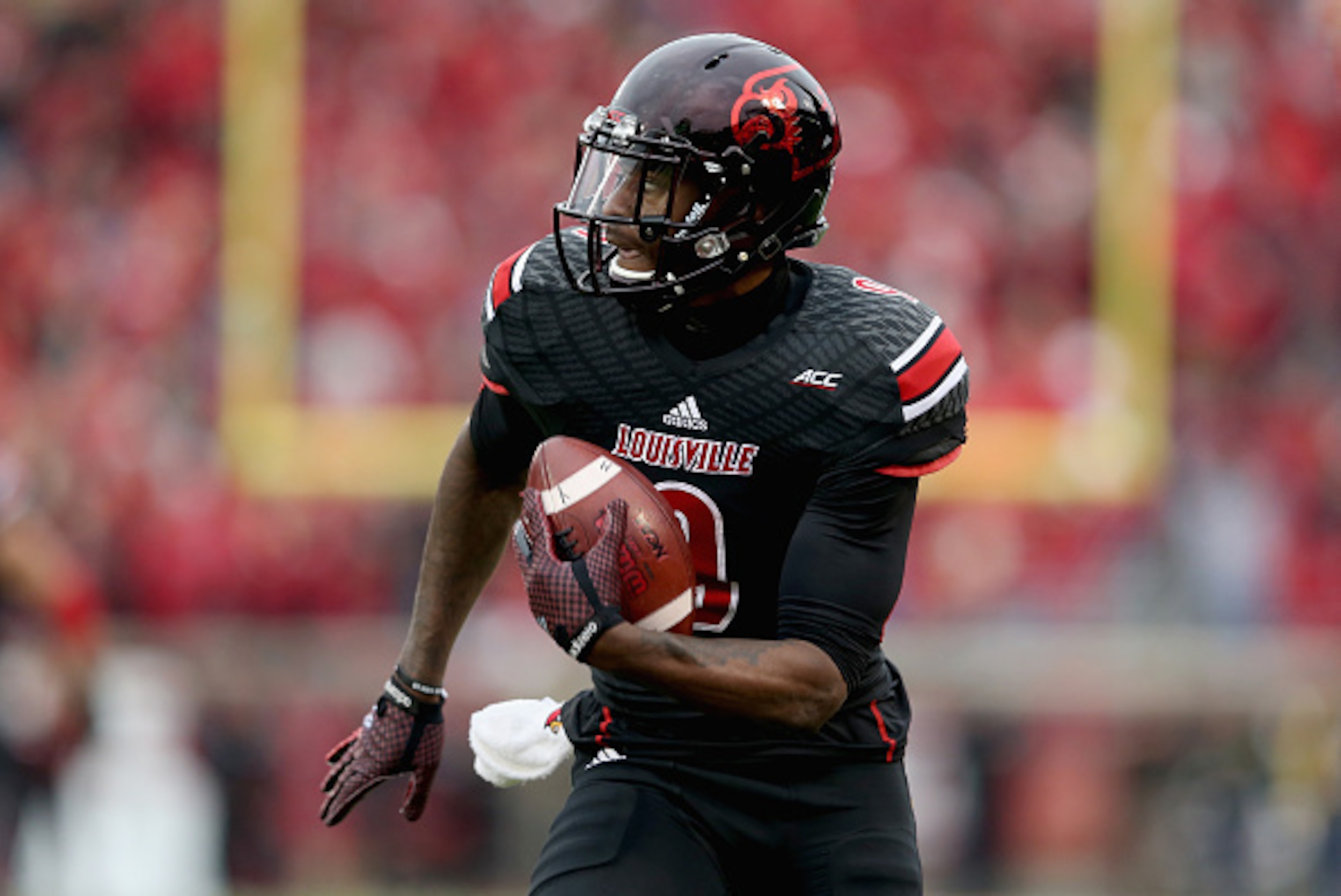 LOUISVILLE, KY - NOVEMBER 29:  DeVante Parker #9 of the Louisville Cardinals runs for a touchdown during the game against the Kentucky Wildcats at Papa John's Cardinal Stadium on November 29, 2014 in Louisville, Kentucky.  (Photo by Andy Lyons/Getty Image