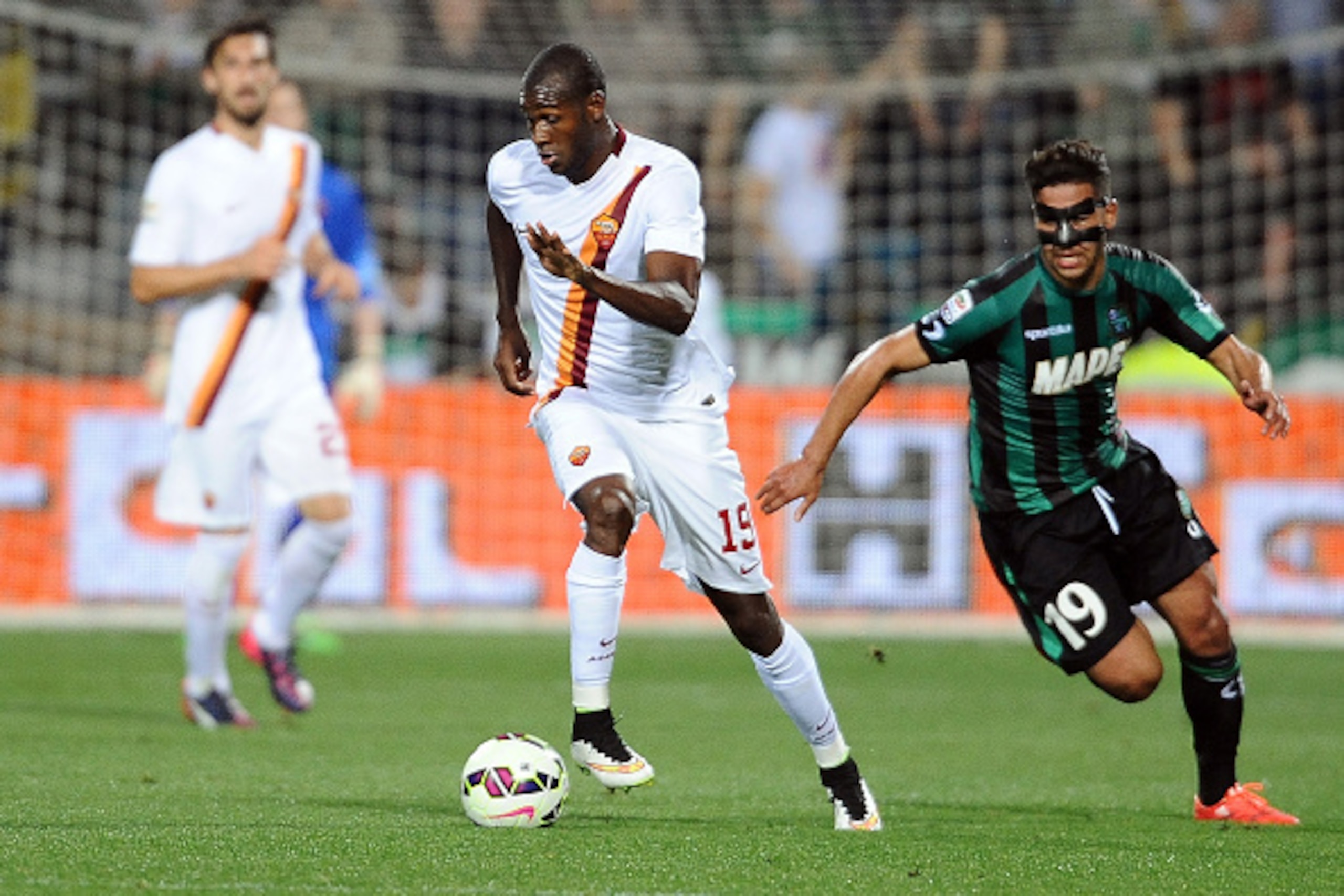 REGGIO NELL'EMILIA, ITALY - APRIL 29: Victor Ibarbo # 19 of AS Roma in action during the Serie A match between US Sassuolo Calcio and AS Roma on April 29, 2015 in Reggio nell'Emilia, Italy.  (Photo by Mario Carlini / Iguana Press/Getty Images)